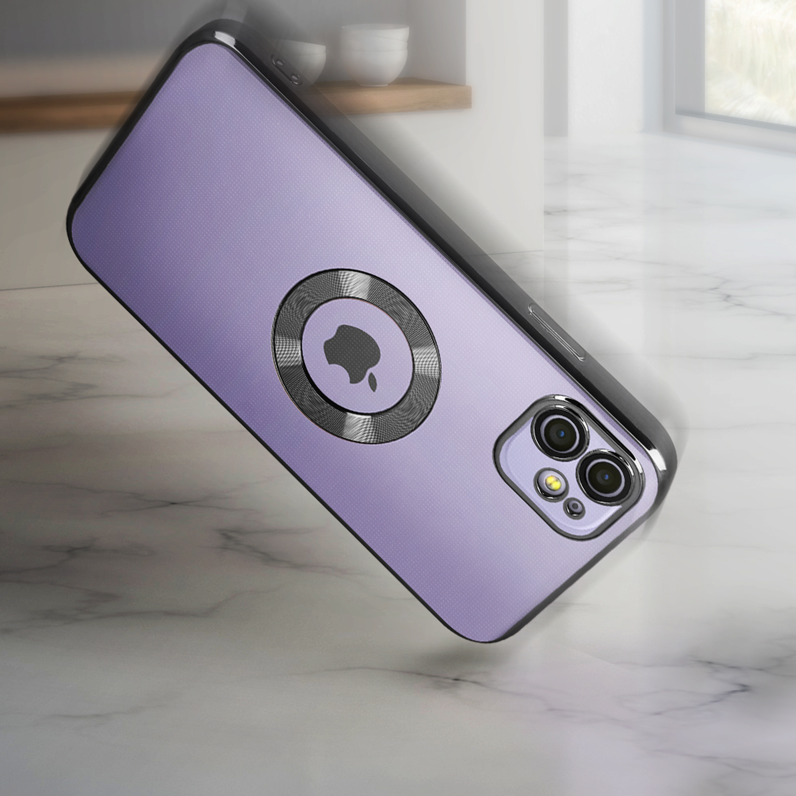 Custodia viola per telefono con logo Apple. La custodia è su una superficie di marmo.