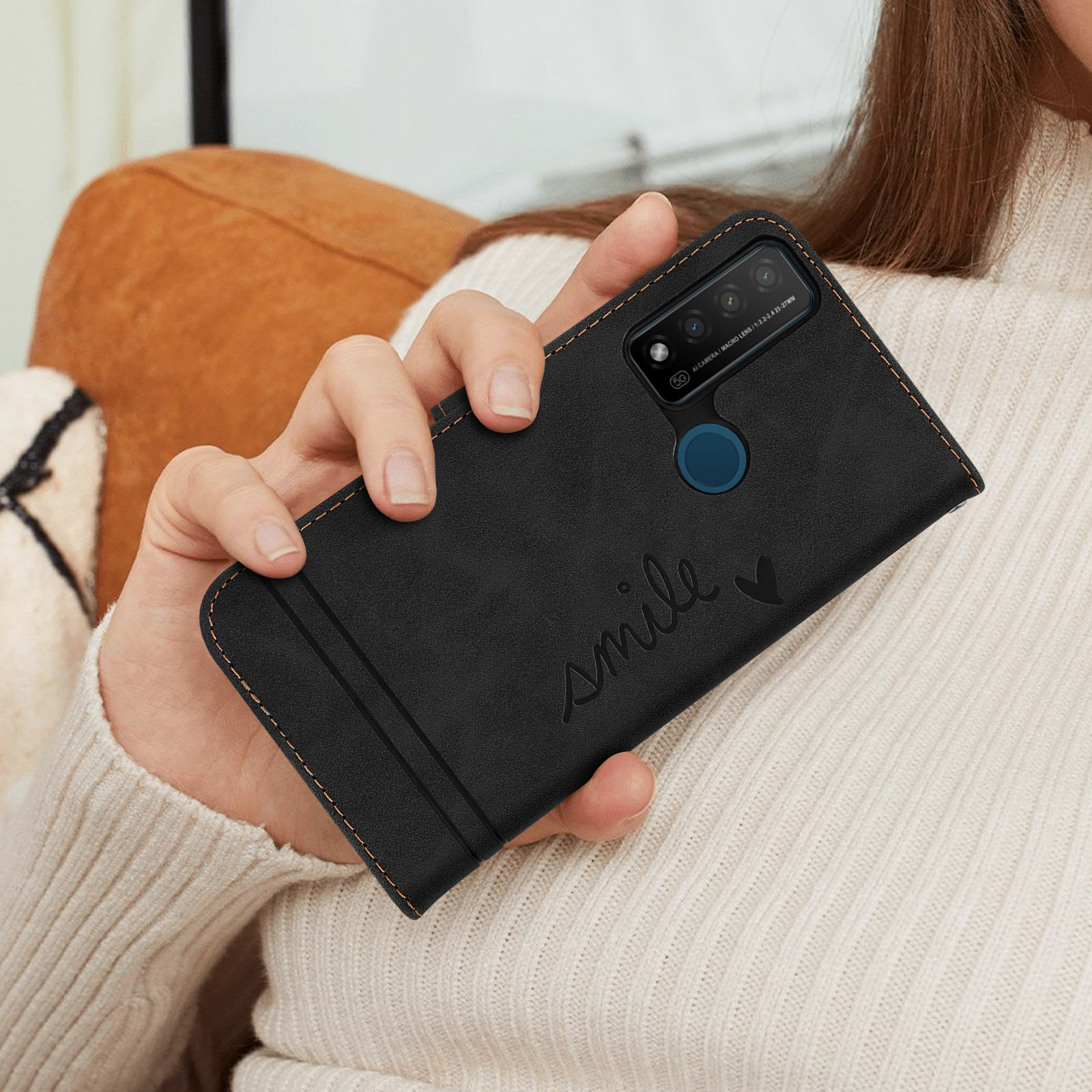 Custodia in pelle nera con telefono all'interno, parola 'smile' e cuore.