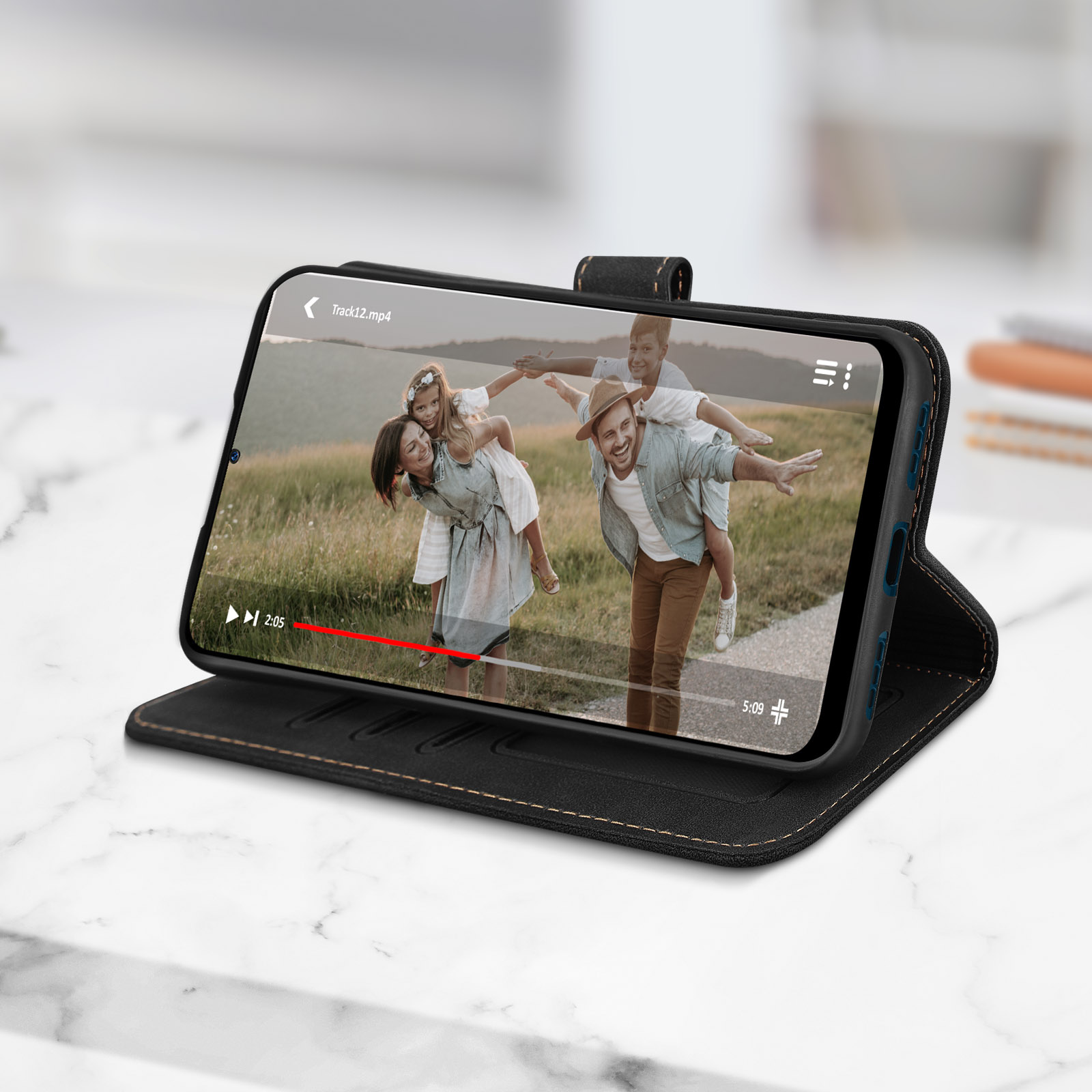Telefono che mostra un video di famiglia, dentro la custodia.