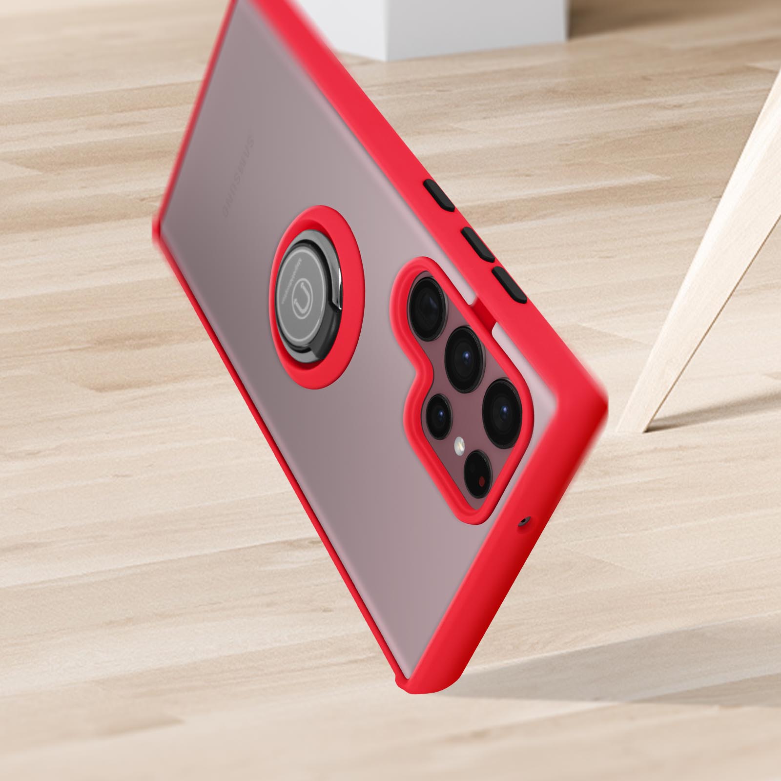 Coque de téléphone rouge avec un dos gris. L'étui est sur une surface en bois.