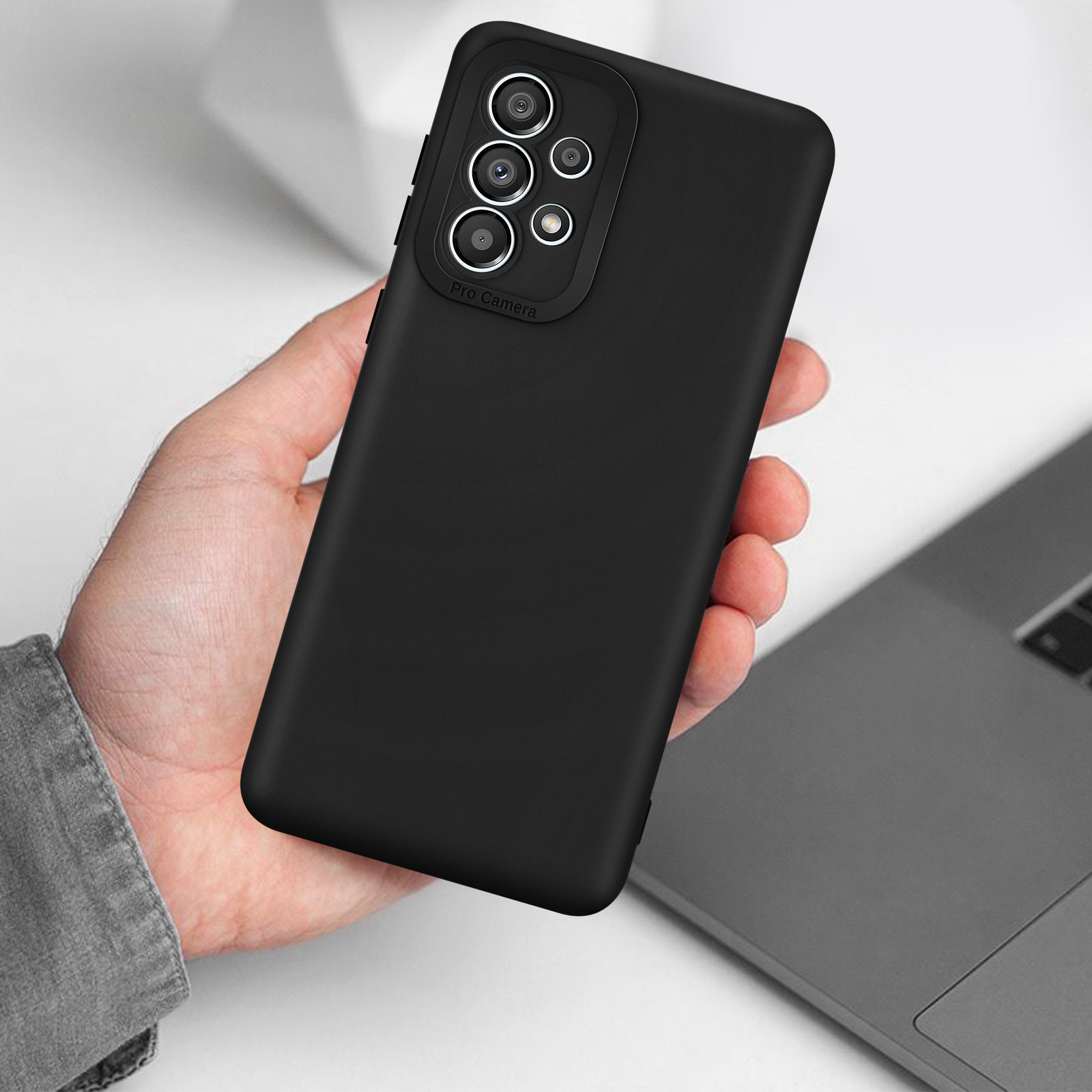 Zwarte telefoonhoes met Pro Camera label, vastgehouden door een hand.