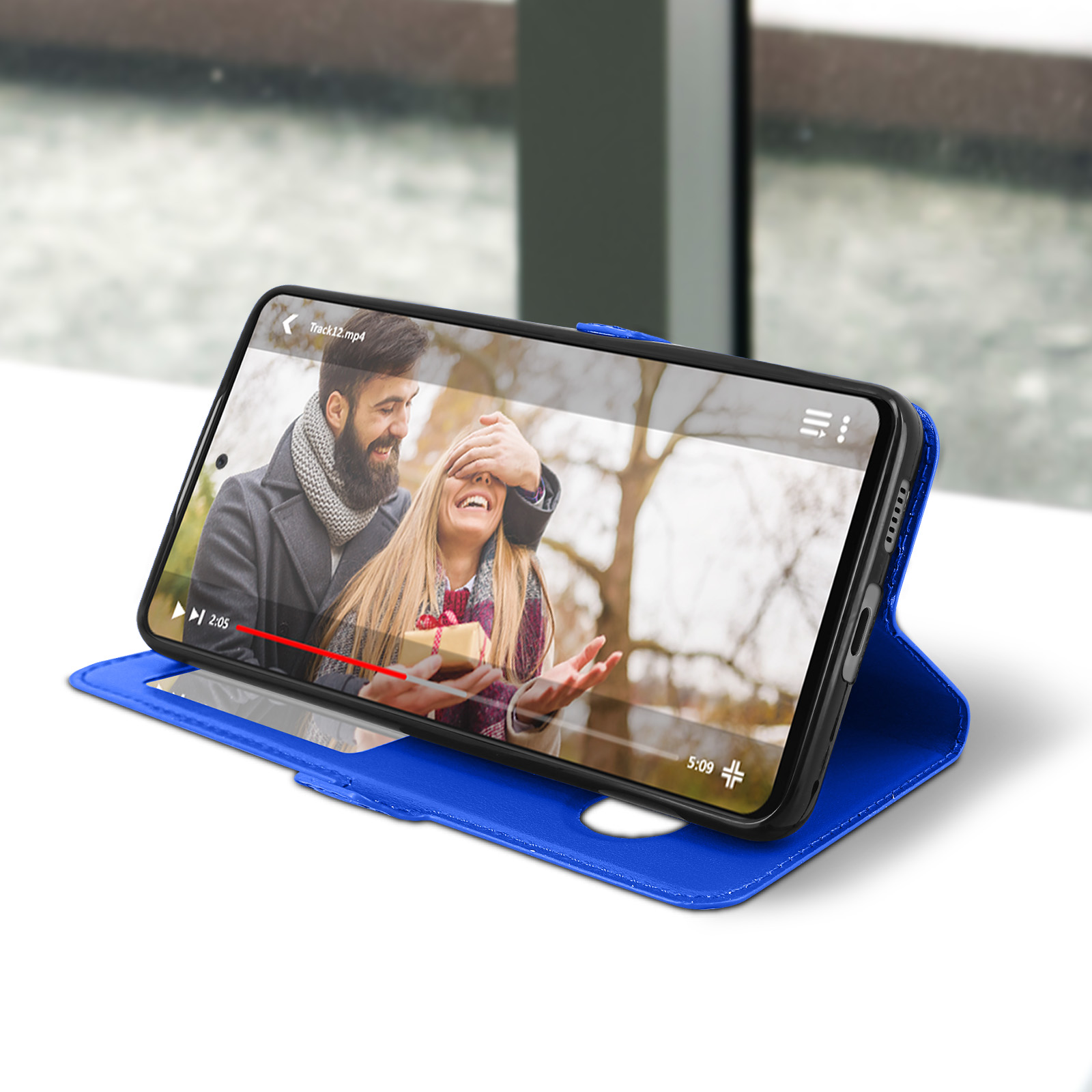 Telefoon in blauwe folio hoes, video afspelen. Koppel in video, binnenscène. Wit oppervlak.