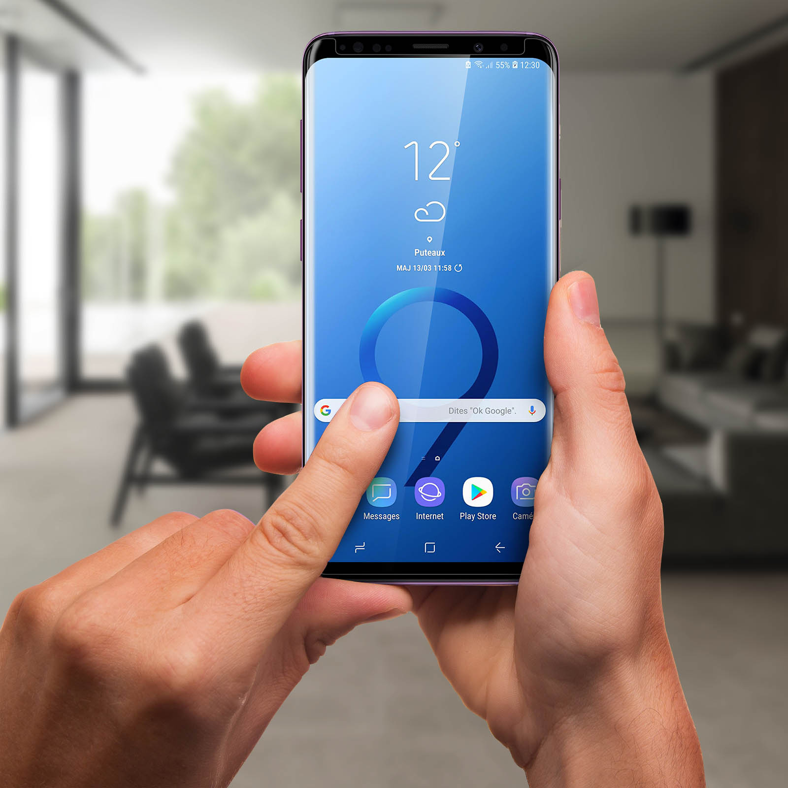 Le mani di una persona che usa uno smartphone. Il telefono mostra la schermata iniziale con la barra di ricerca di Google.
