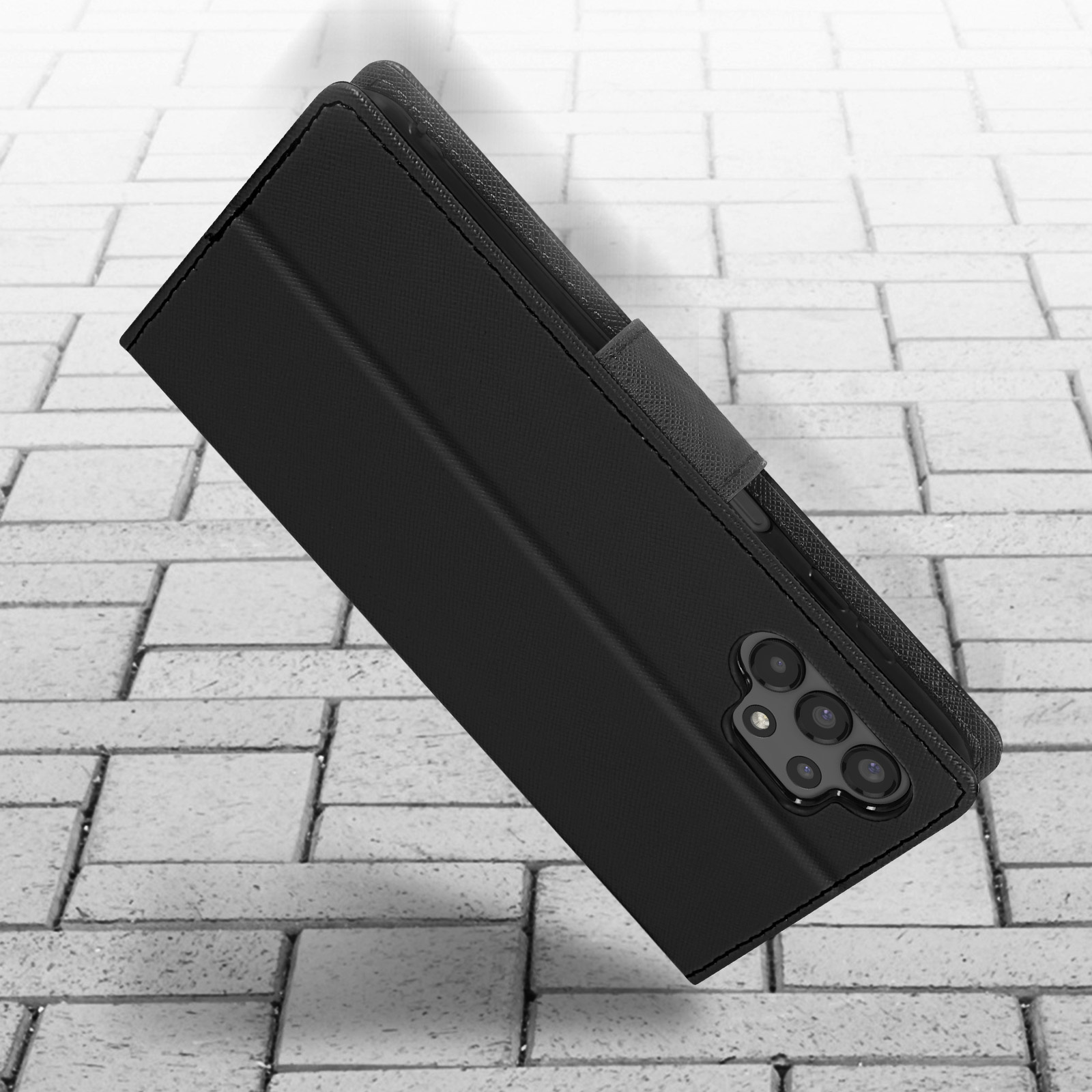 Funda negra para teléfono sobre ladrillos. La funda está abierta.