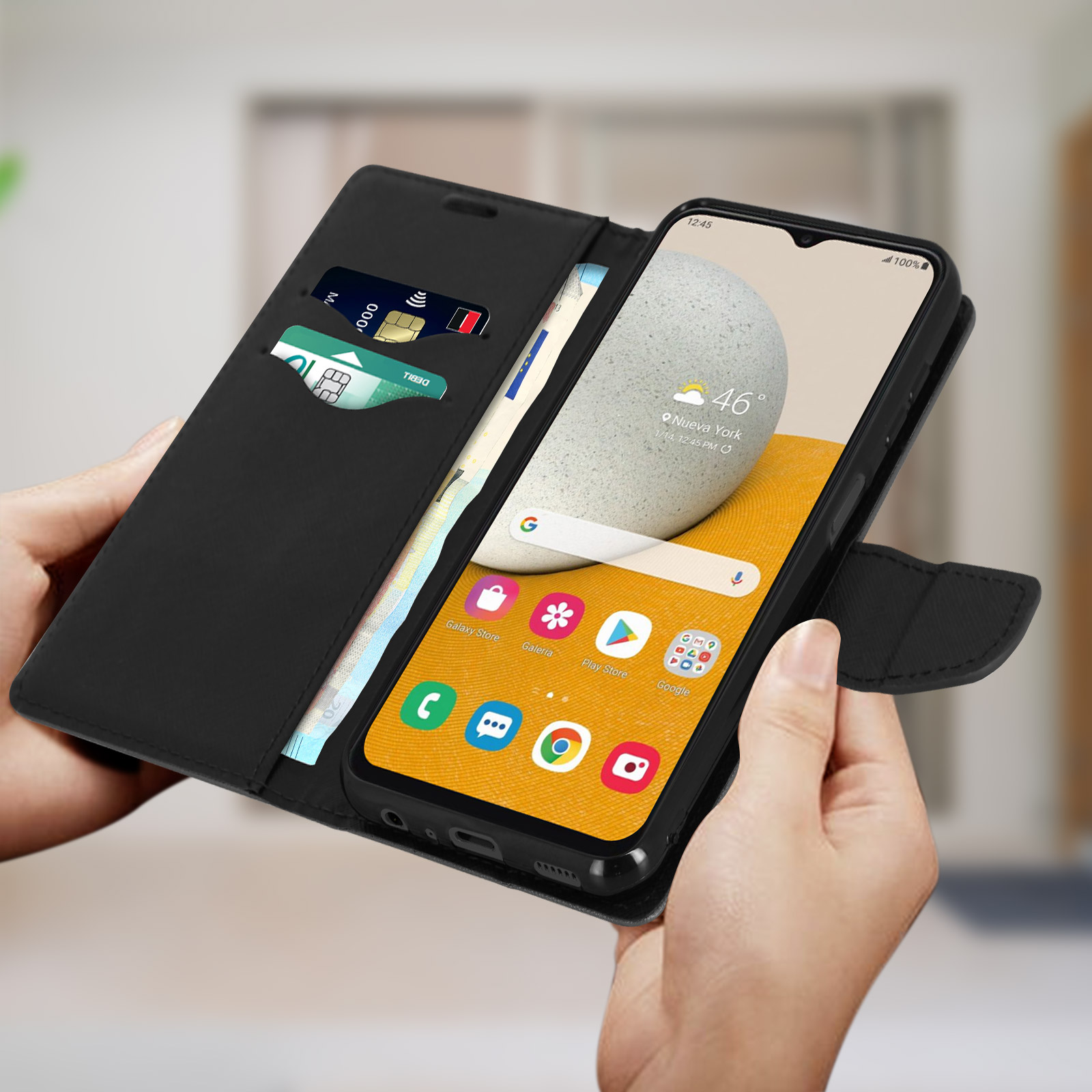 Una mano sosteniendo una funda negra para teléfono abierta, mostrando una pantalla con una aplicación y un mapa.