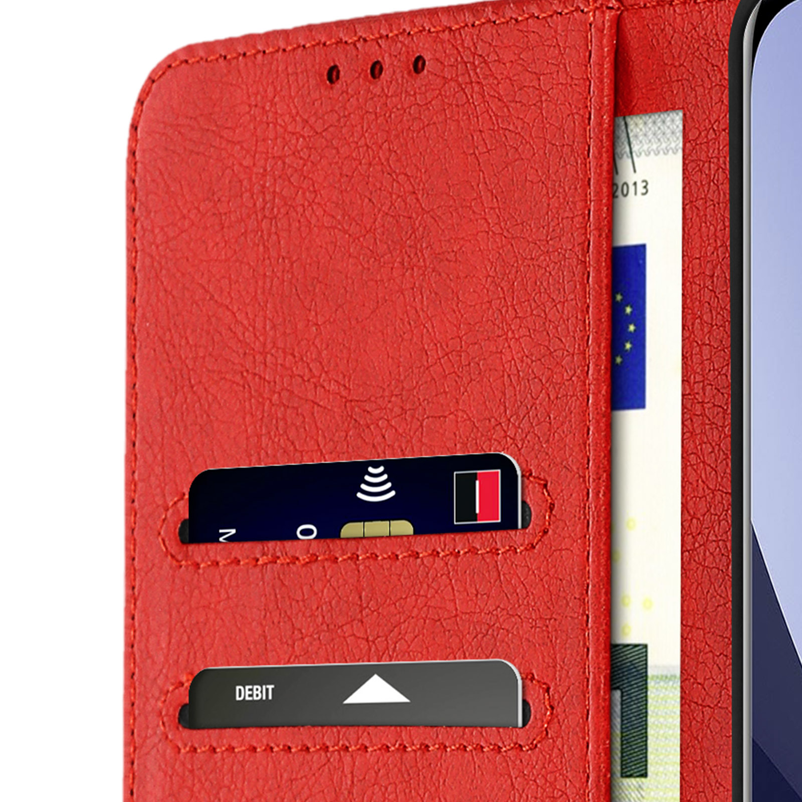 Custodia per telefono rossa aperta con fessure per carte e una carta di debito. È visibile uno smartphone.
