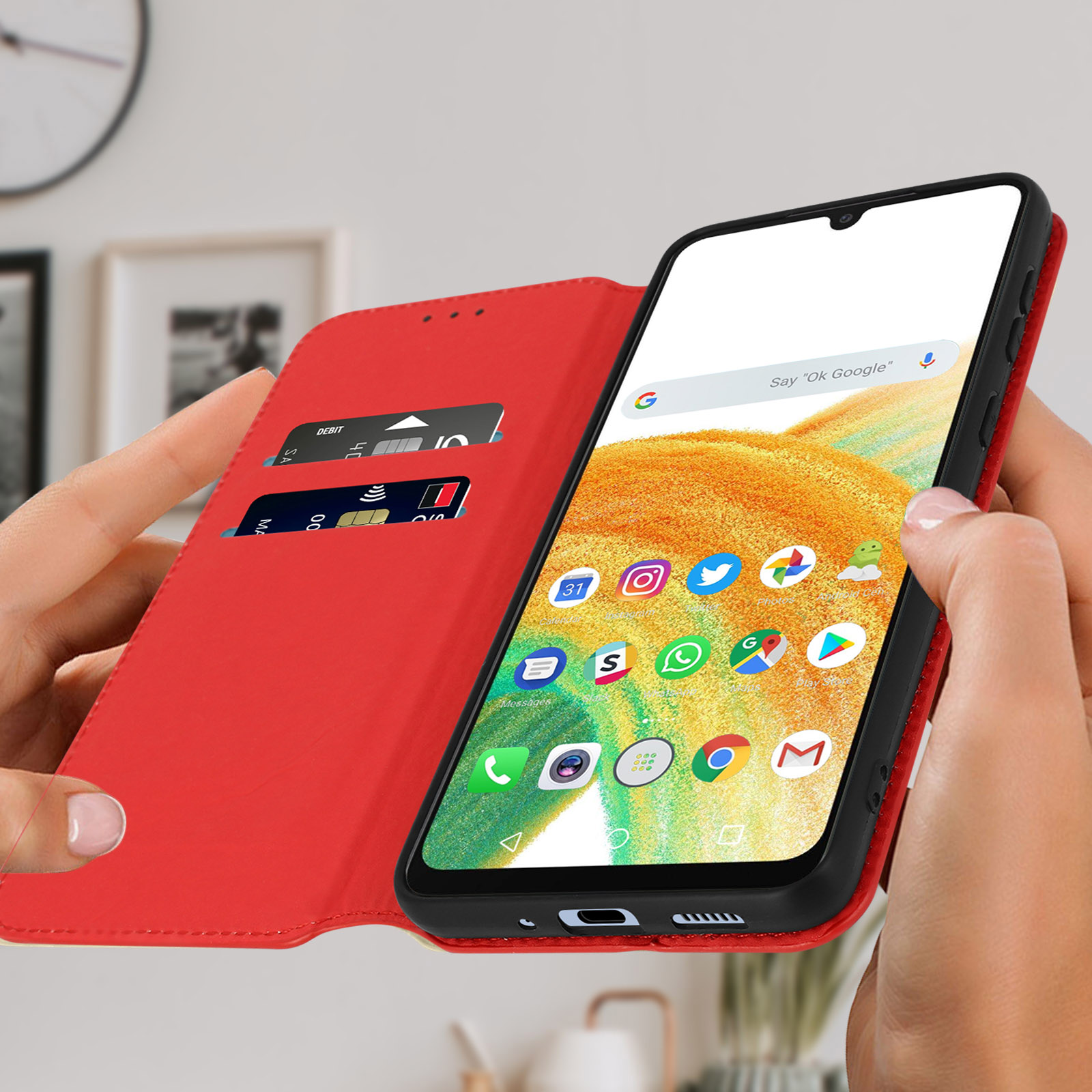 Telefoon met open rode hoes. Toont een app met iconen. Handen die de telefoon vasthouden.