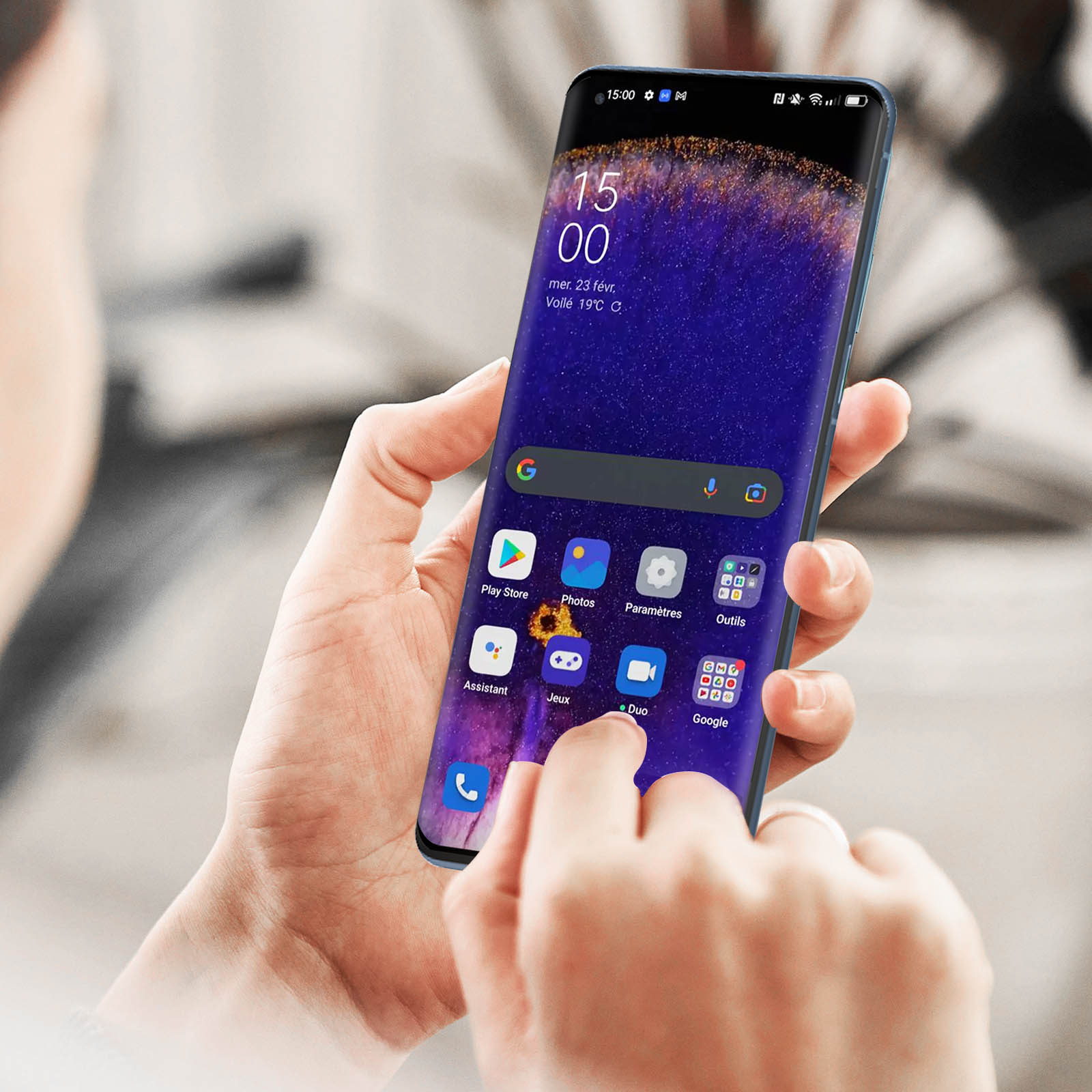 Persona che tiene uno smartphone, mostrando le icone delle app.