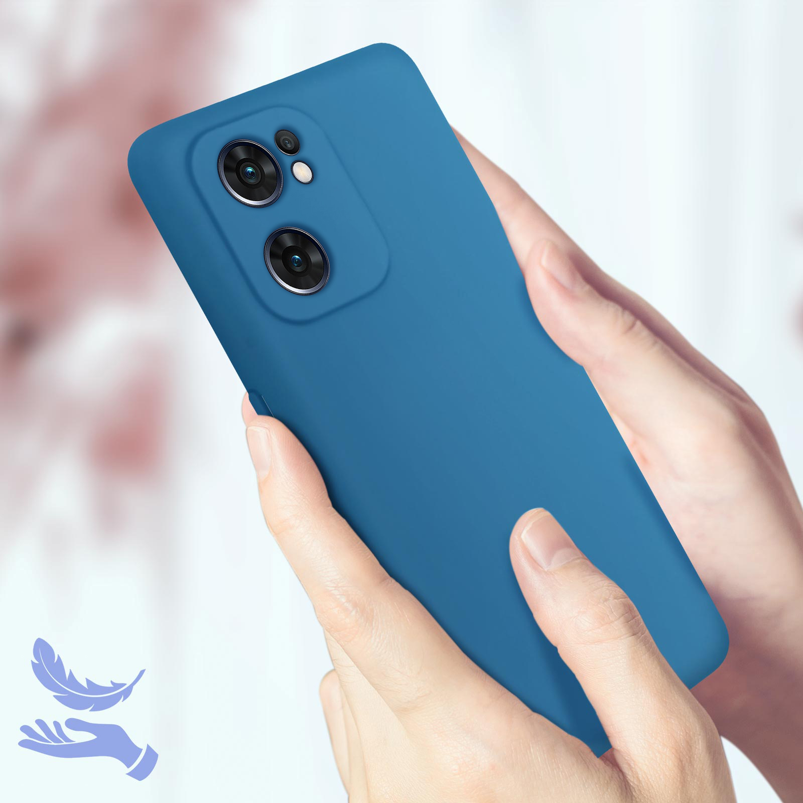 Mani che tengono un telefono blu in custodia blu. Sfondo sfocato.