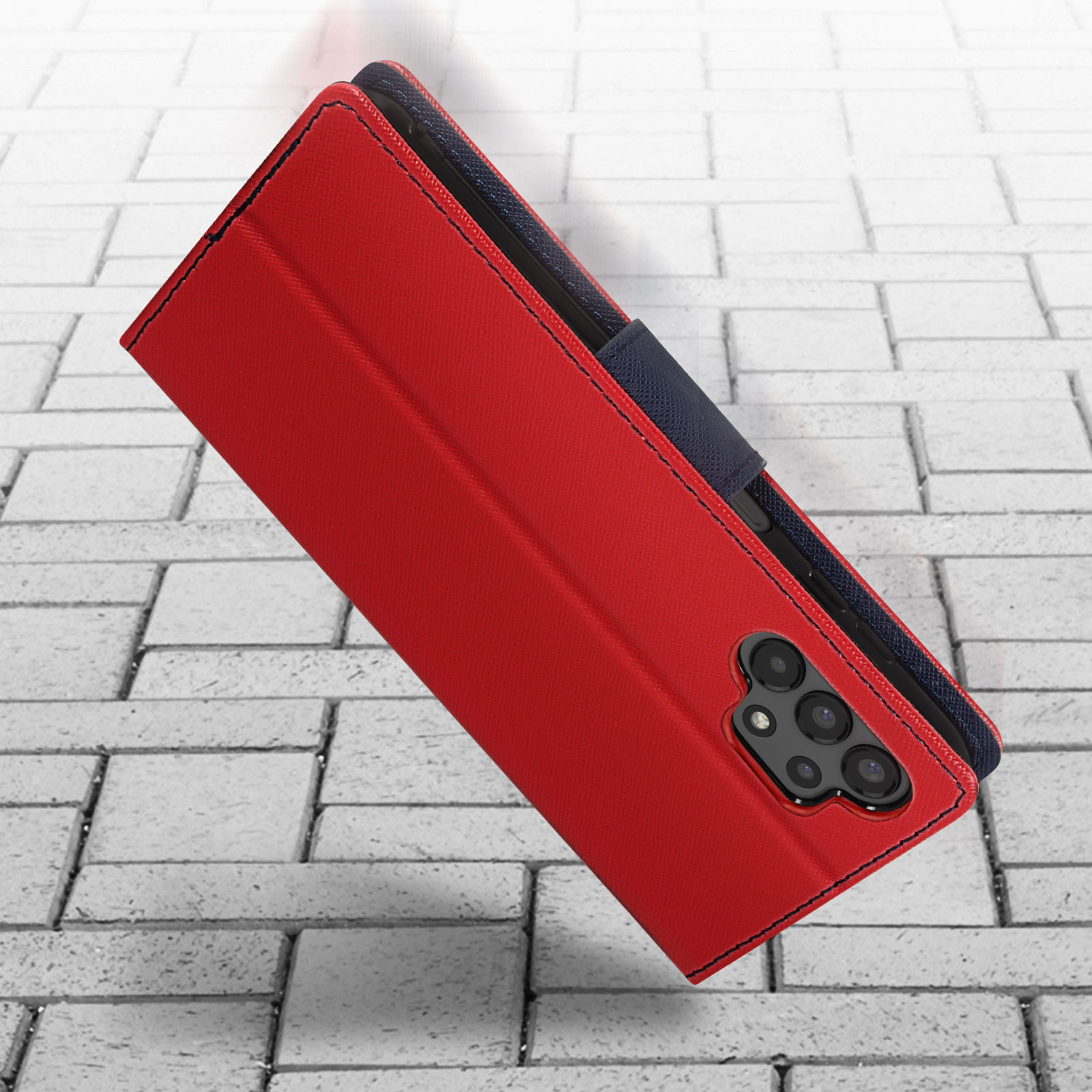 Funda de teléfono roja sobre una superficie, con sombras.