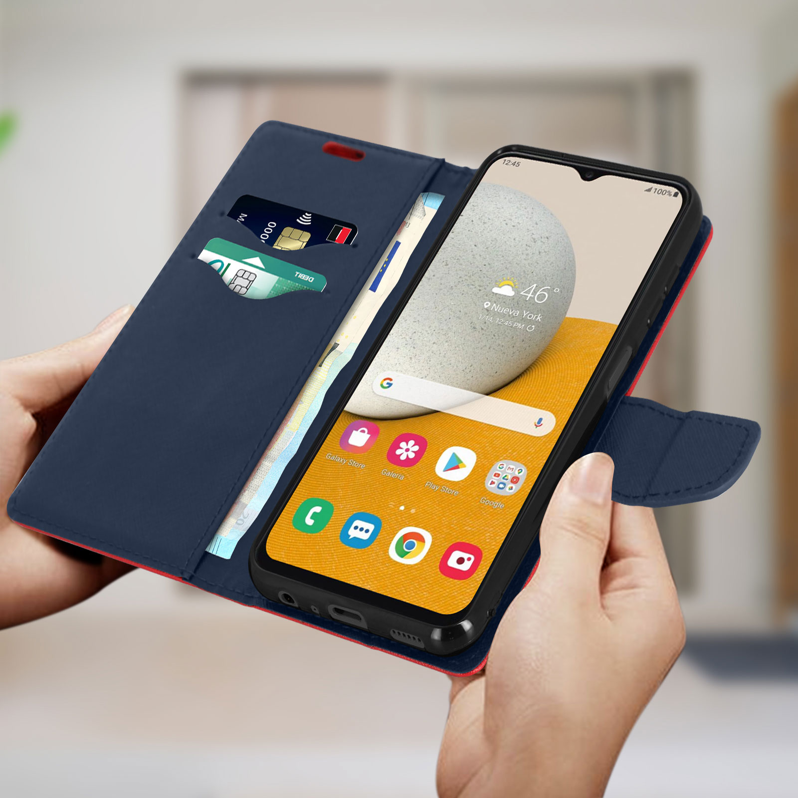 Una persona sosteniendo un teléfono con una pantalla que muestra un mapa y tarjetas de crédito.