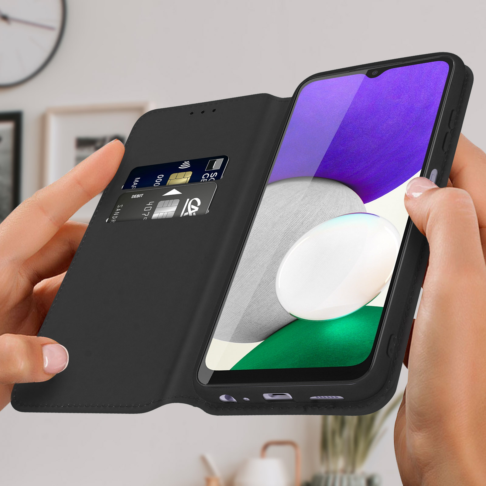 Person hält Telefon mit Karten in schwarzer Brieftaschenhülle.
