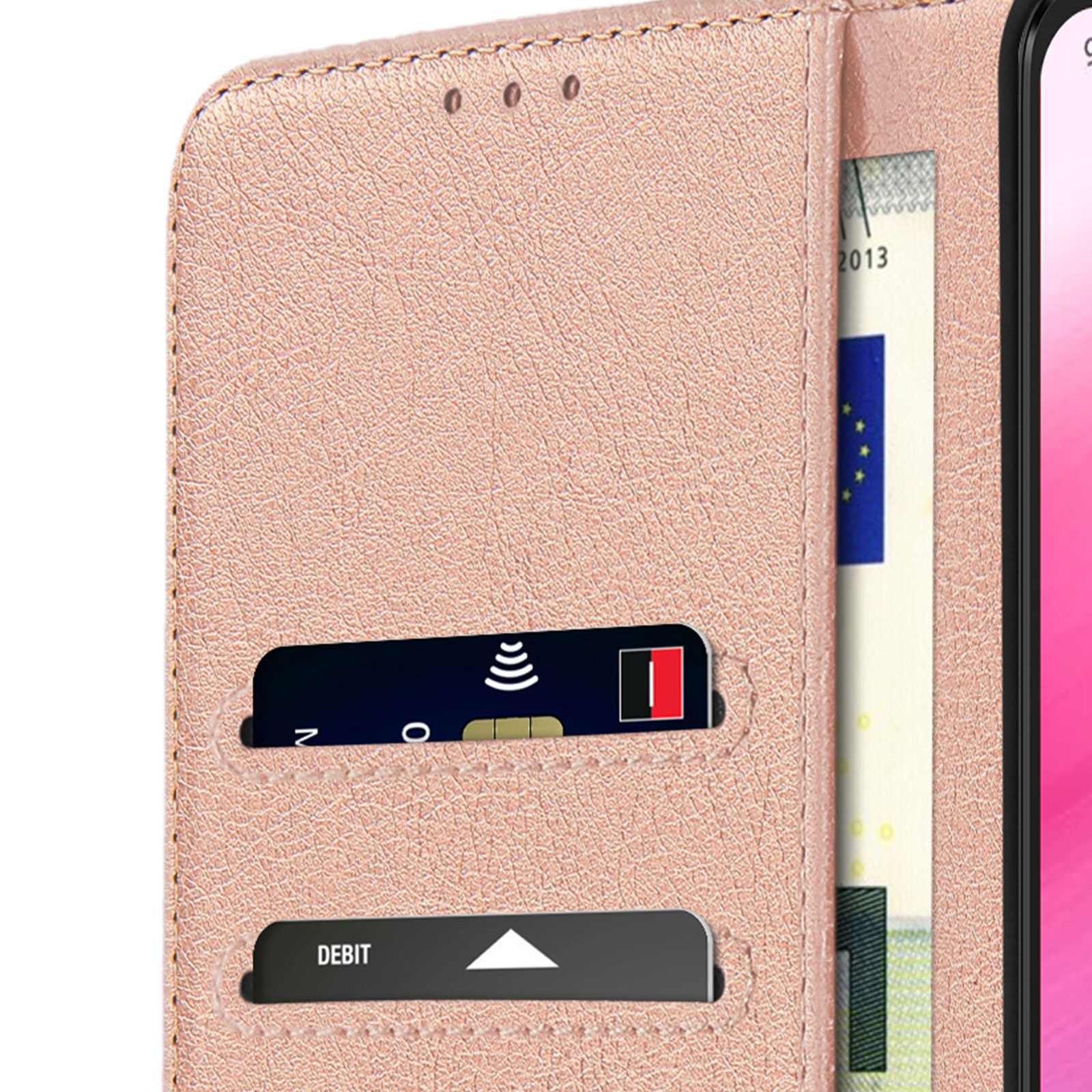 Étui portefeuille rose ouvert, avec cartes et argent. L'intérieur de l'étui est visible.