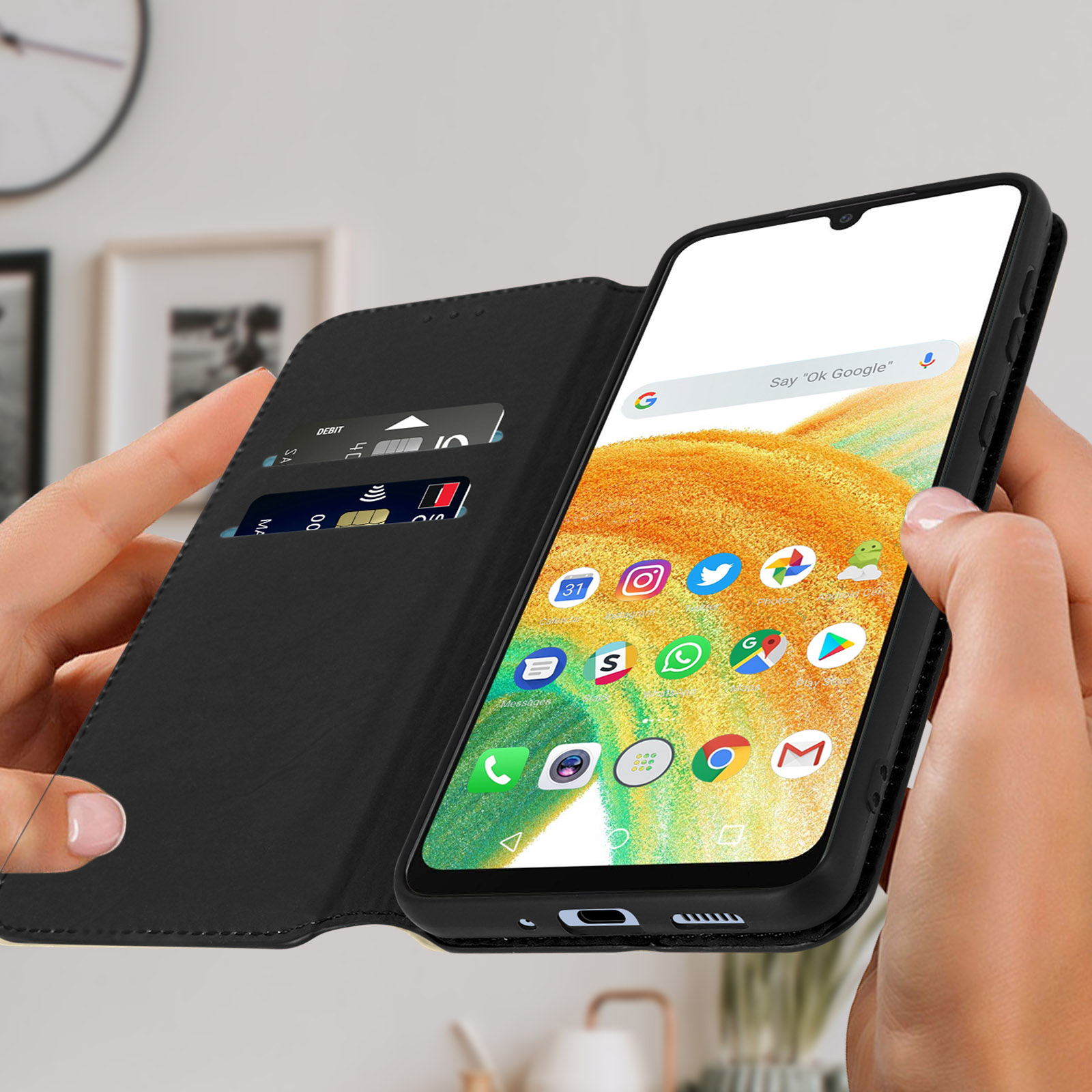 Une personne tenant un téléphone dans un étui portefeuille.