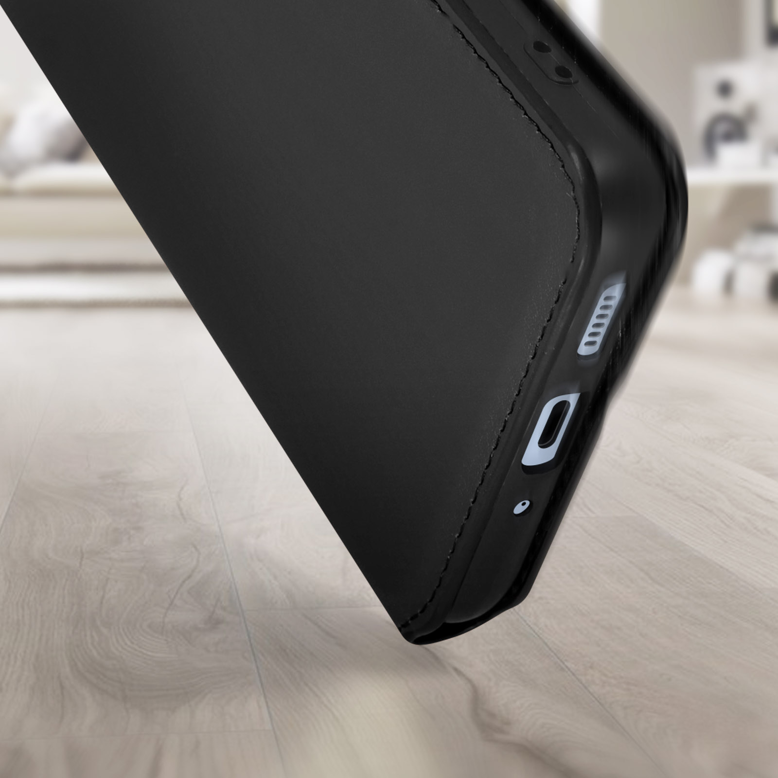 Gros plan sur un étui de téléphone noir. L'étui est posé sur une surface en bois avec un arrière-plan flou.