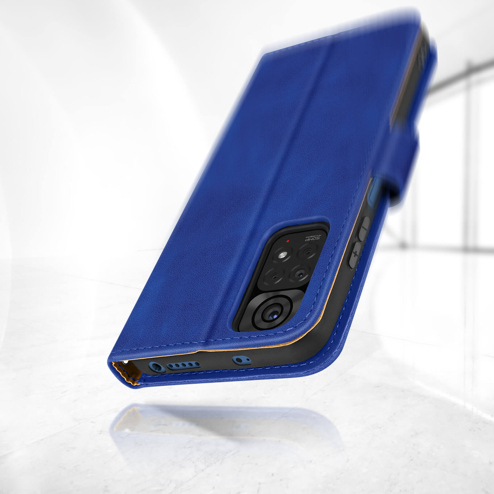 Coque de téléphone bleue tenue en biais. L'étui est ouvert pour montrer l'appareil photo.