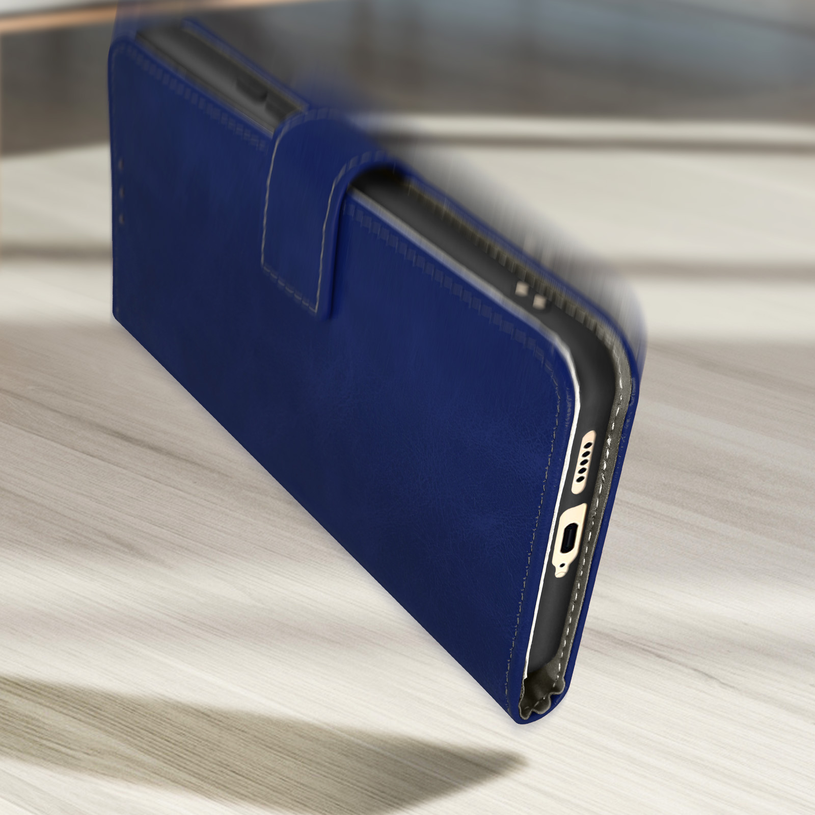 Portafoglio del telefono che si chiude. Pelle blu. Schermo visibile e porta di ricarica.
