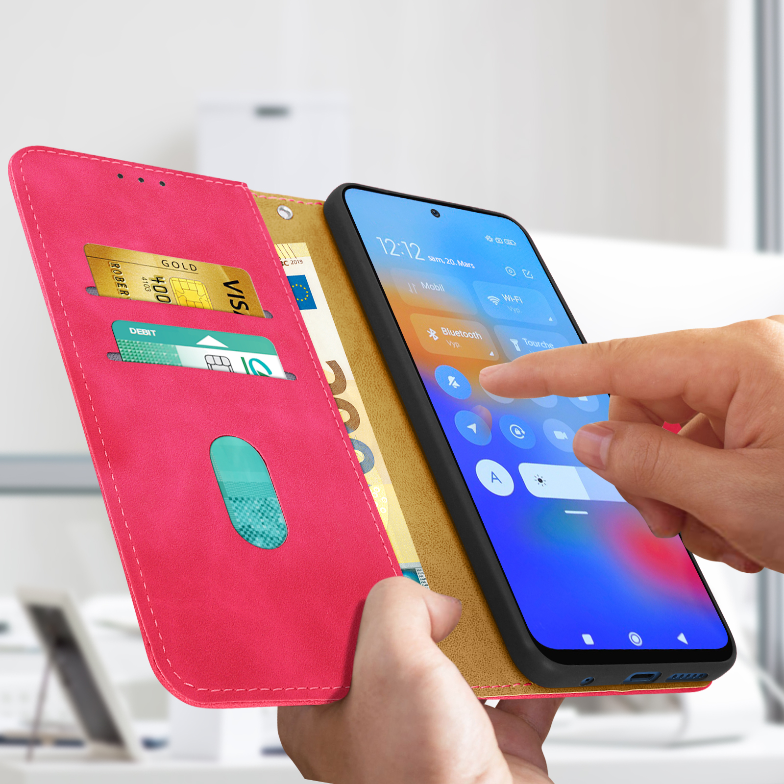 Mannenhanden die een telefoonhoes vasthouden met geld en kaarten.