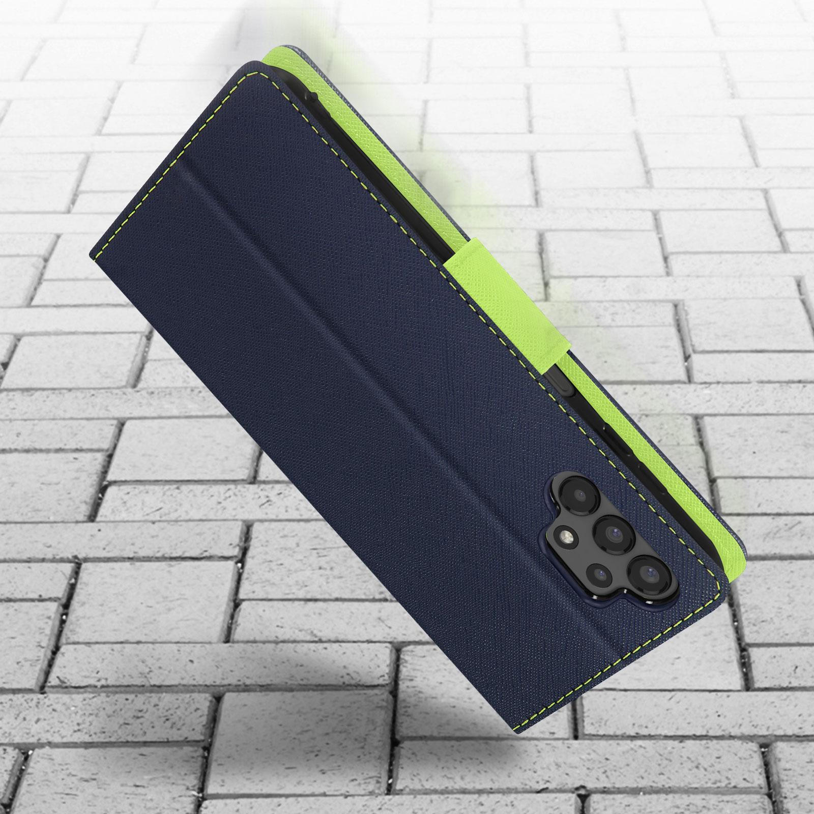 Una funda de teléfono azul cerrada con una raya verde, tendida sobre una superficie de ladrillo, proyectando una sombra.