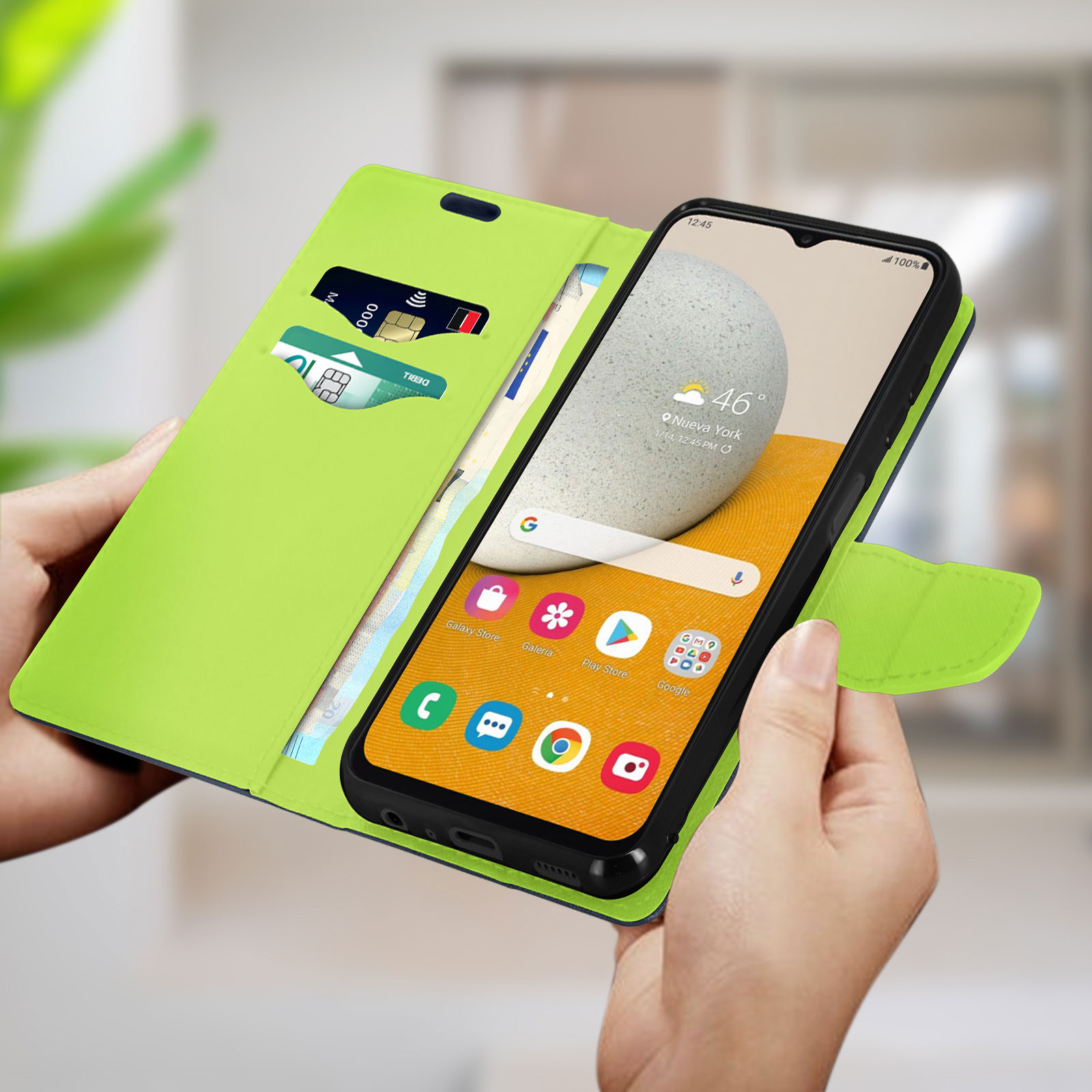 Persona sosteniendo una funda verde con un teléfono mostrando una app.