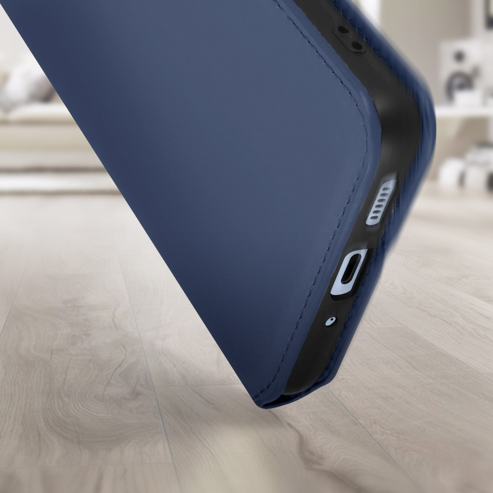 Een telefoonhoes met een blauwe buitenkant, die de binnenkant laat zien, geplaatst op een houten oppervlak.