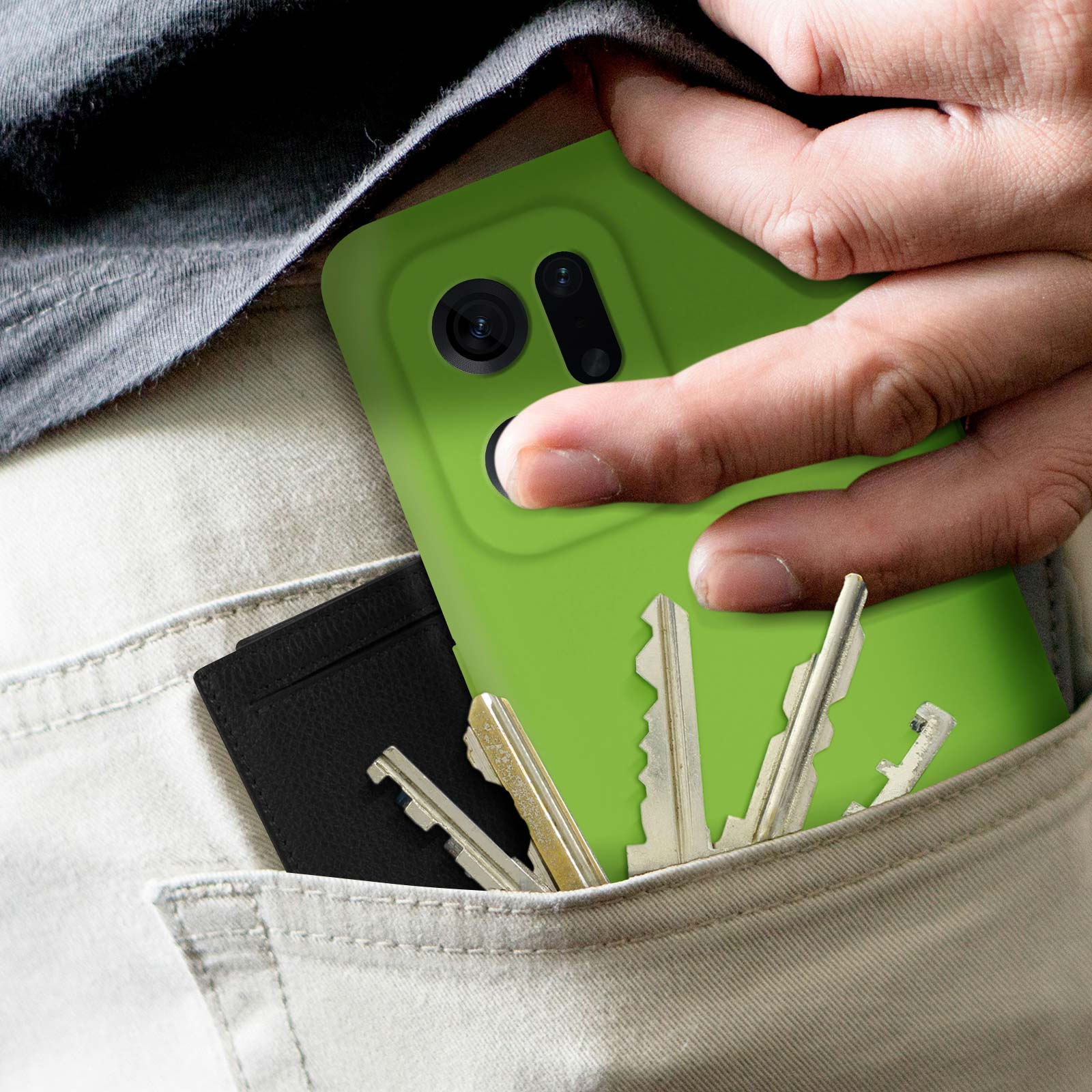 Un telefono in una custodia verde in una tasca con chiavi e un porta carte.