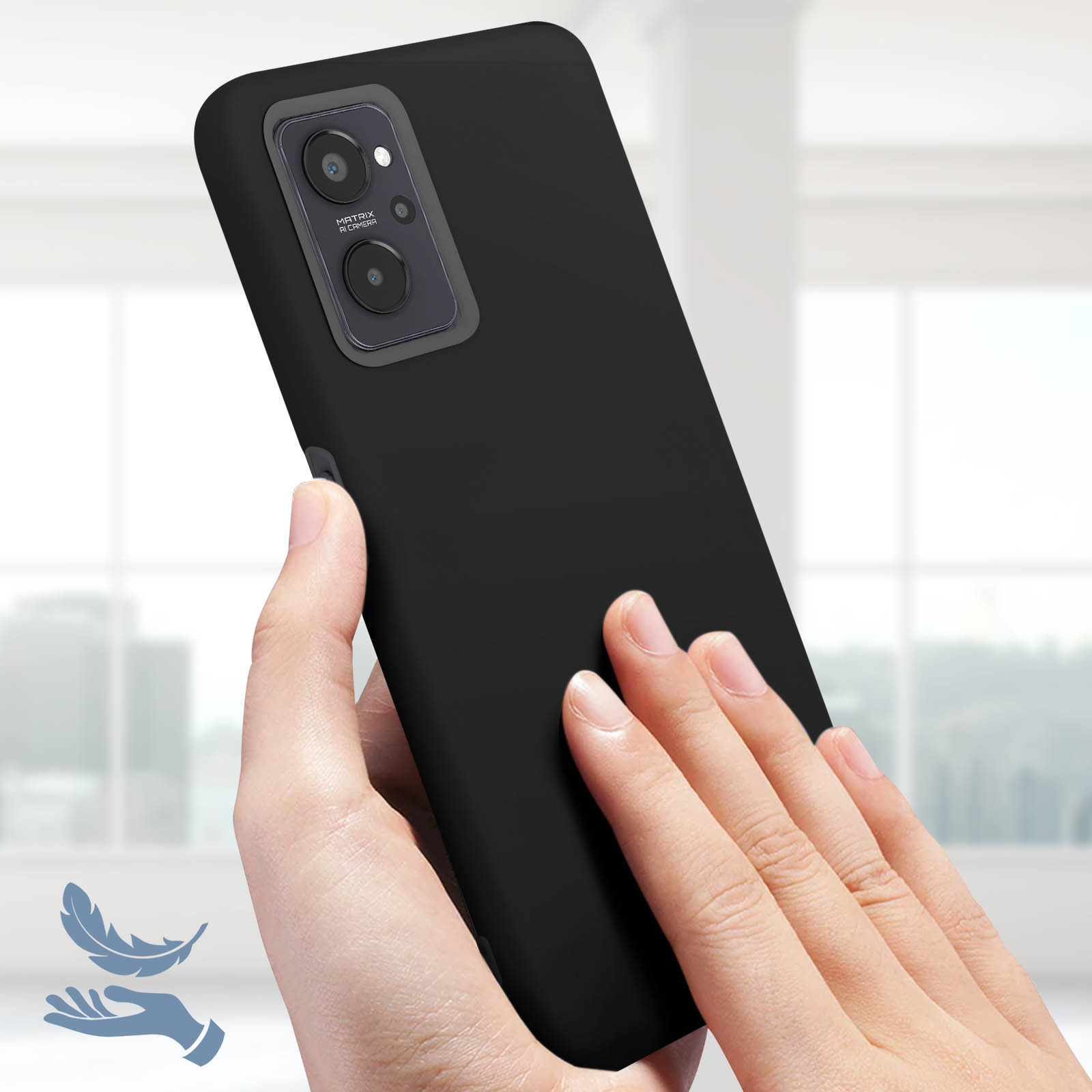 Une main touchant une coque de téléphone noire. La coque est mate. Le fond est flou.