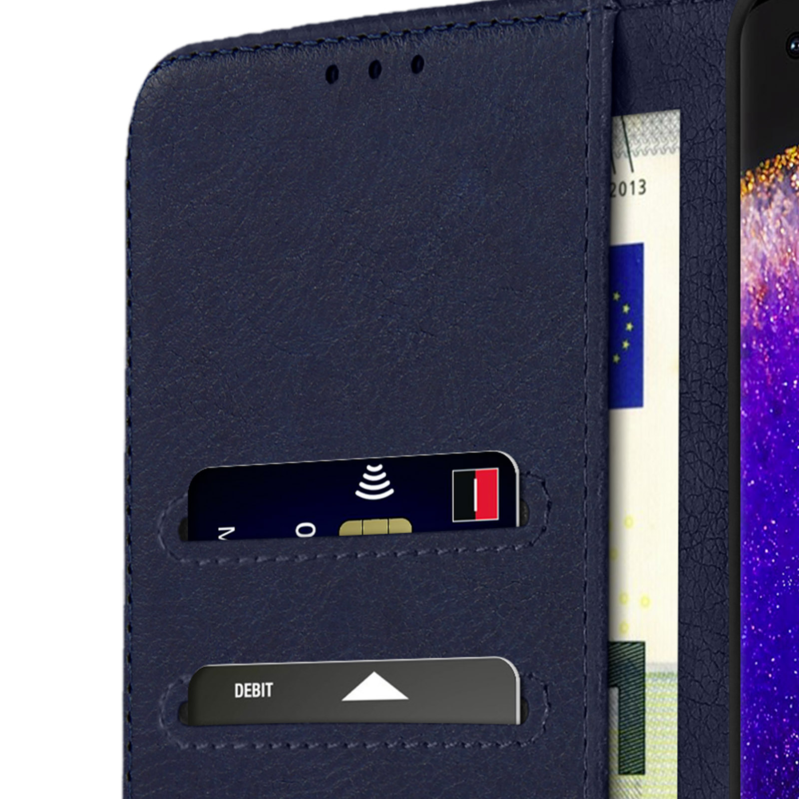 Custodia blu per telefono con fessure per carte, carta di debito visibile. Sfondo bianco.