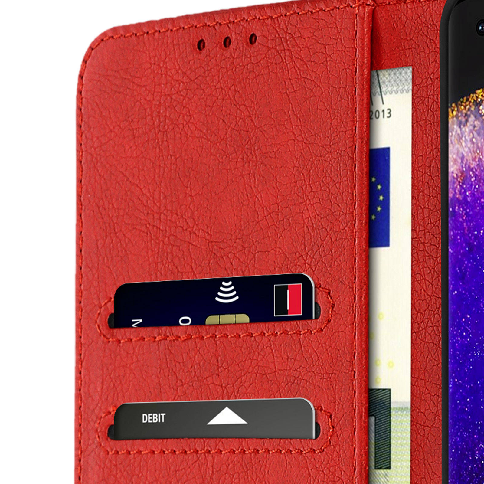 Custodia rossa aperta con carte dentro. La custodia ha una carta di debito e di credito.
