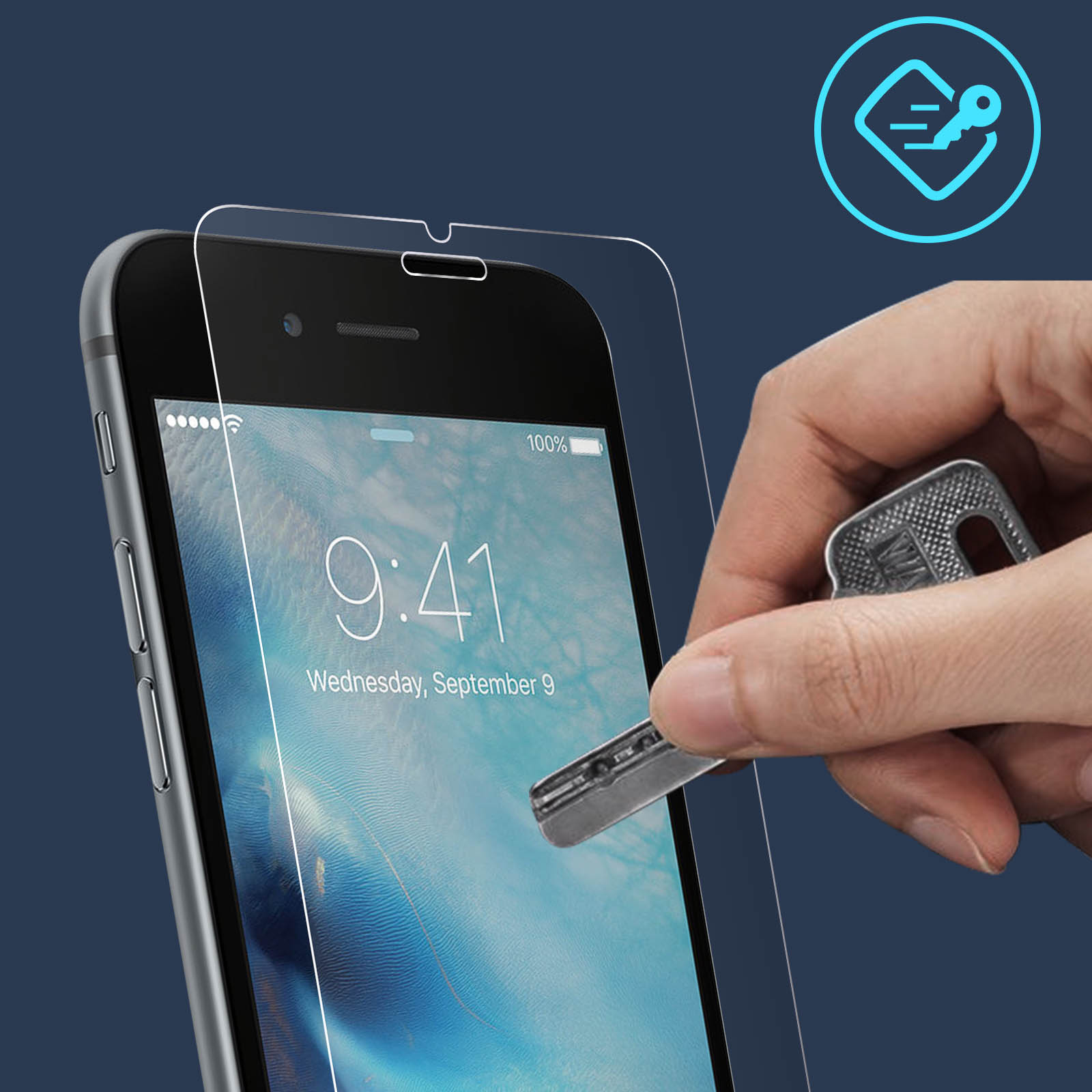 Mano che usa una chiave per applicare una protezione per lo schermo a un telefono. Viene mostrata un'icona a forma di chiave.