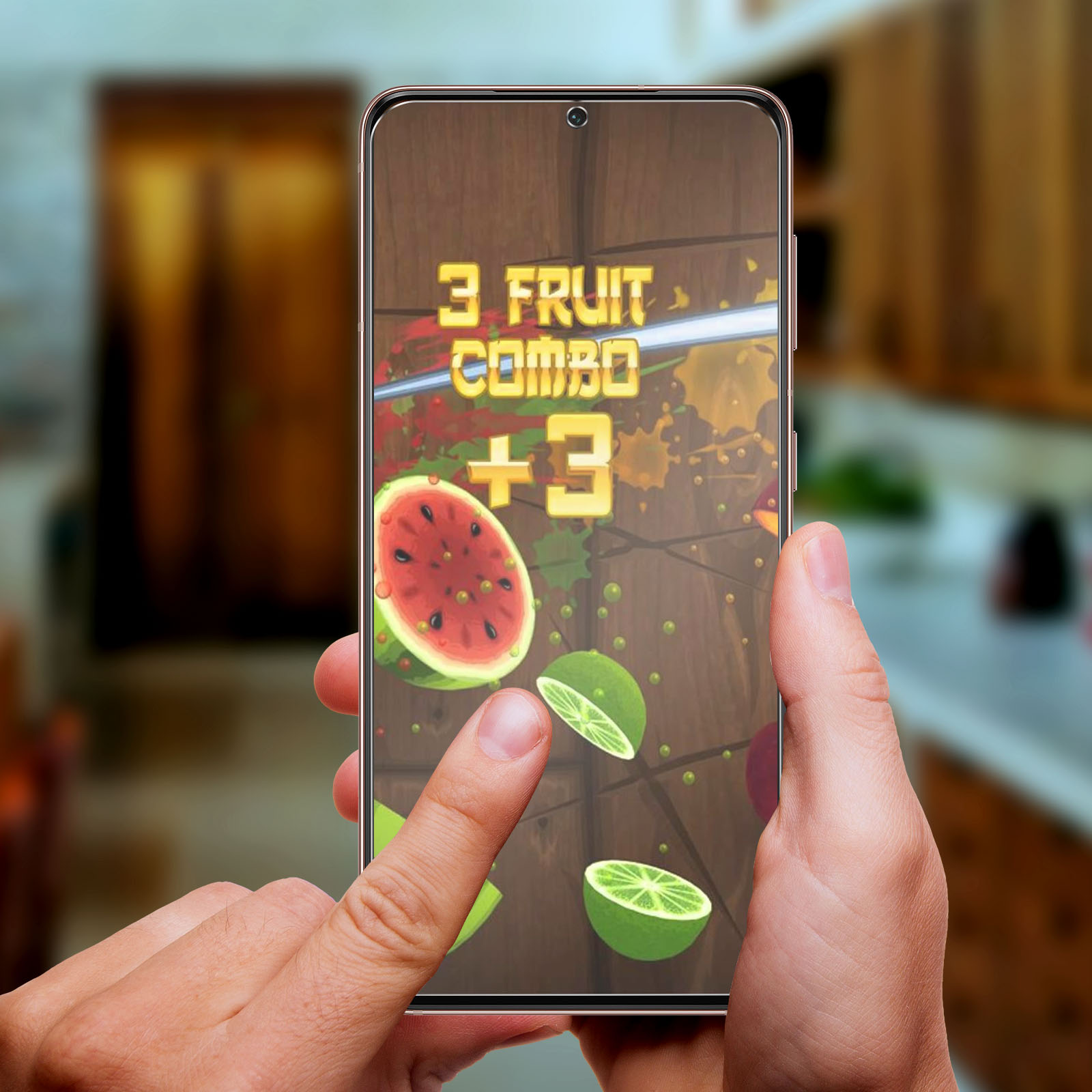 Schermo del telefono che mostra un gioco con frutta. Una mano tiene il telefono.