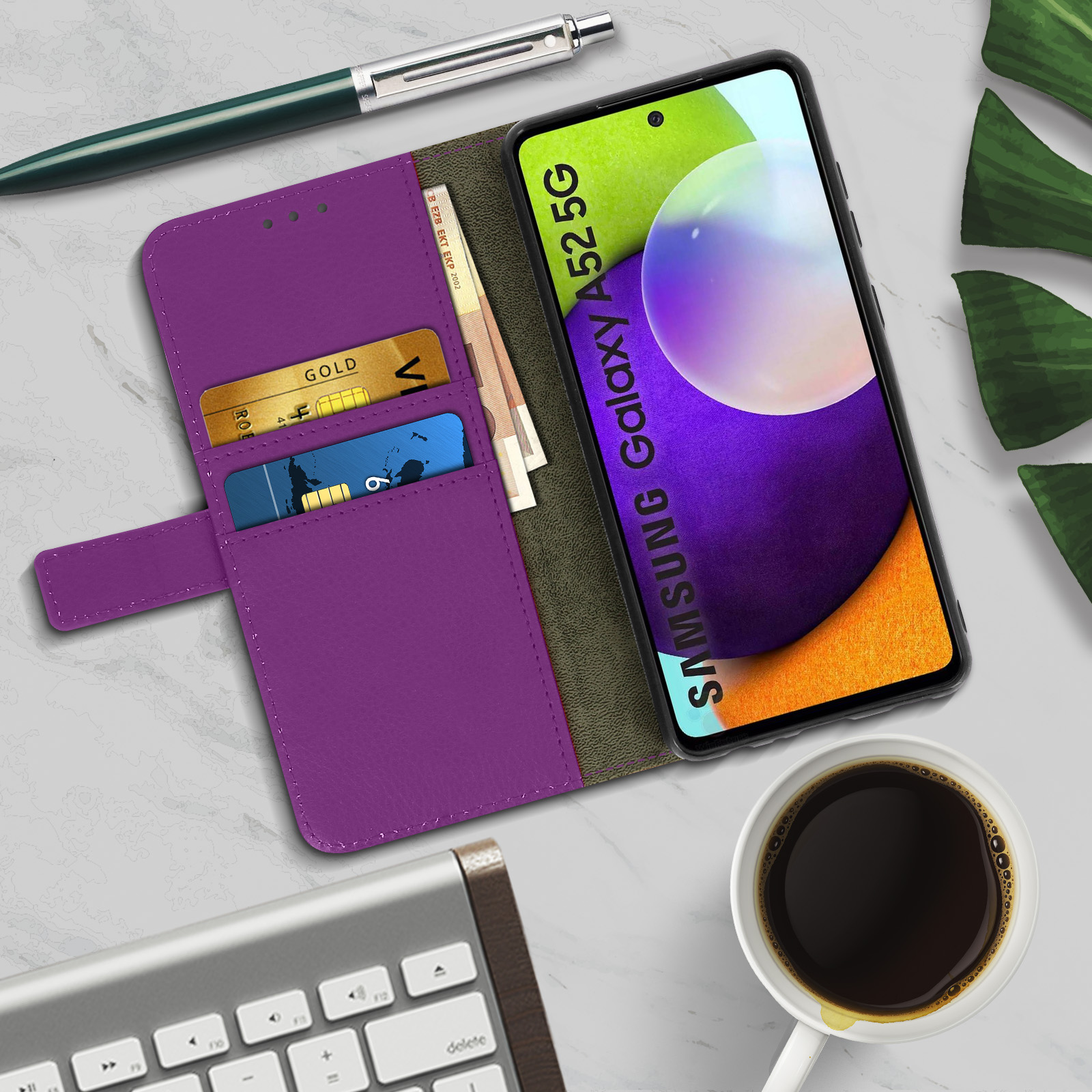 Custodia per telefono viola a portafoglio aperta con carte e denaro. Telefono a destra. Accessori.