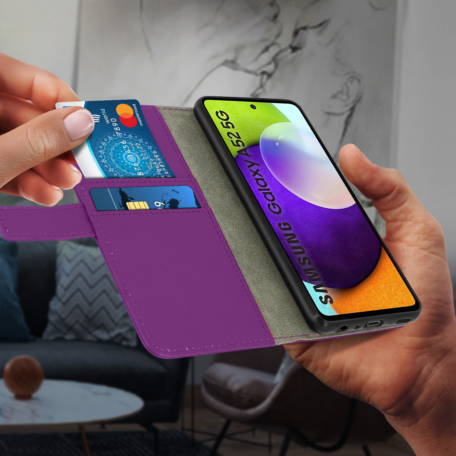 Persona che tiene una custodia viola. Carte di credito all'interno. Telefono: Samsung Galaxy A52 5G.