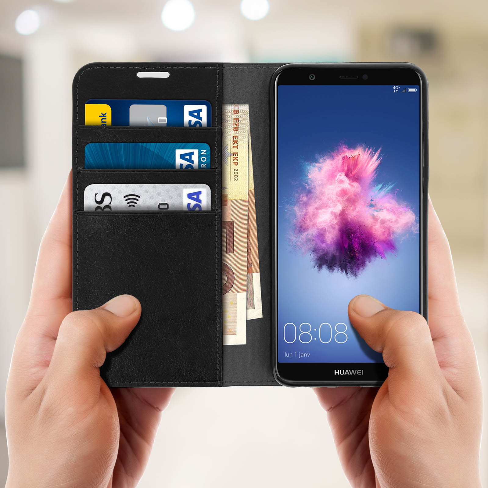 Un telefono con custodia che mostra uno schermo con carte e contanti. Le mani tengono il telefono.