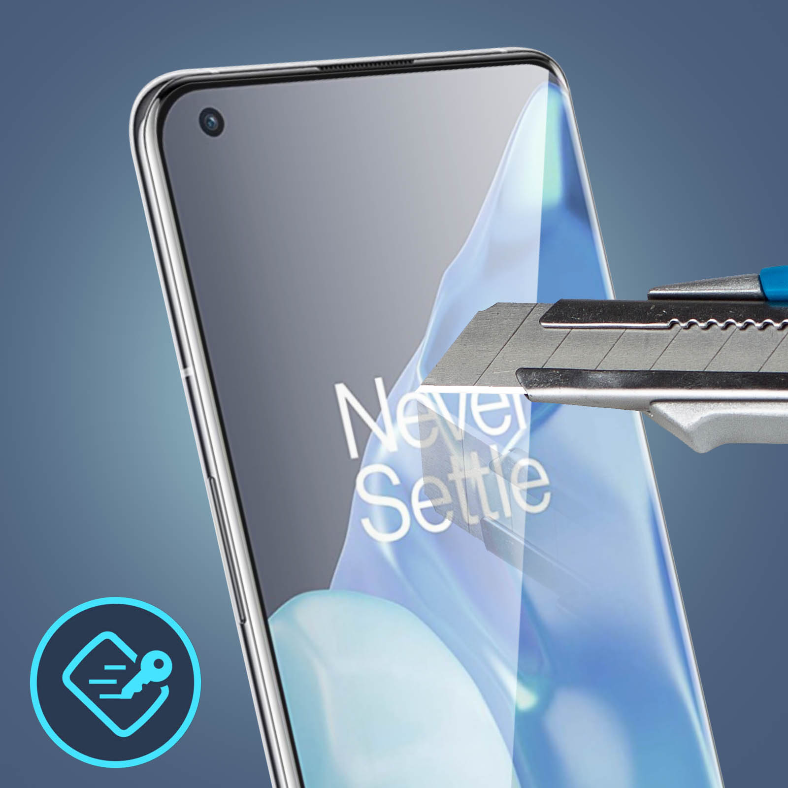 Uno schermo del telefono con una protezione per lo schermo tagliata con un taglierino. Il telefono dice 'Never Settle'.