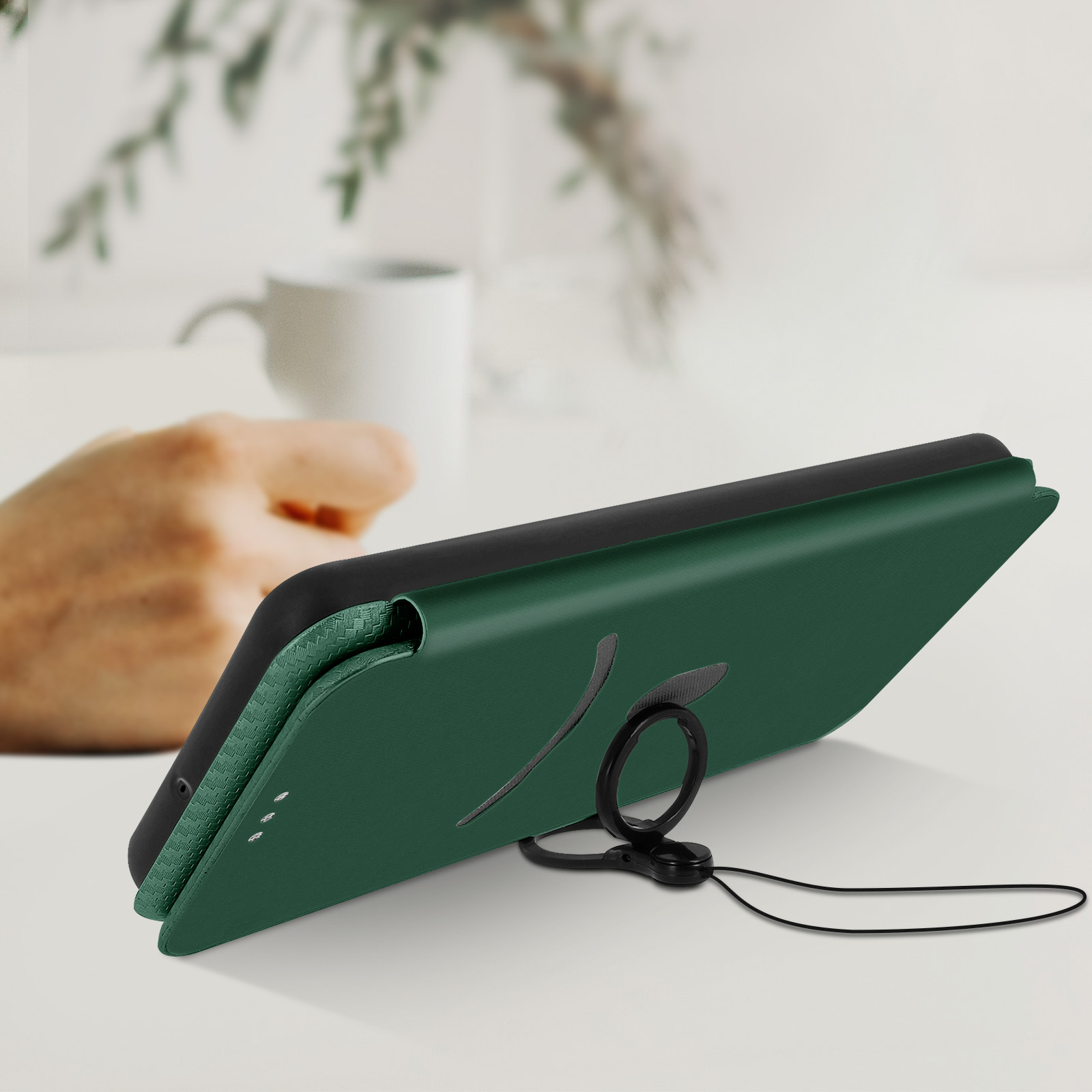 Groene telefoonhoes met ringhouder, schuin. Telefoon erin, witte achtergrond.