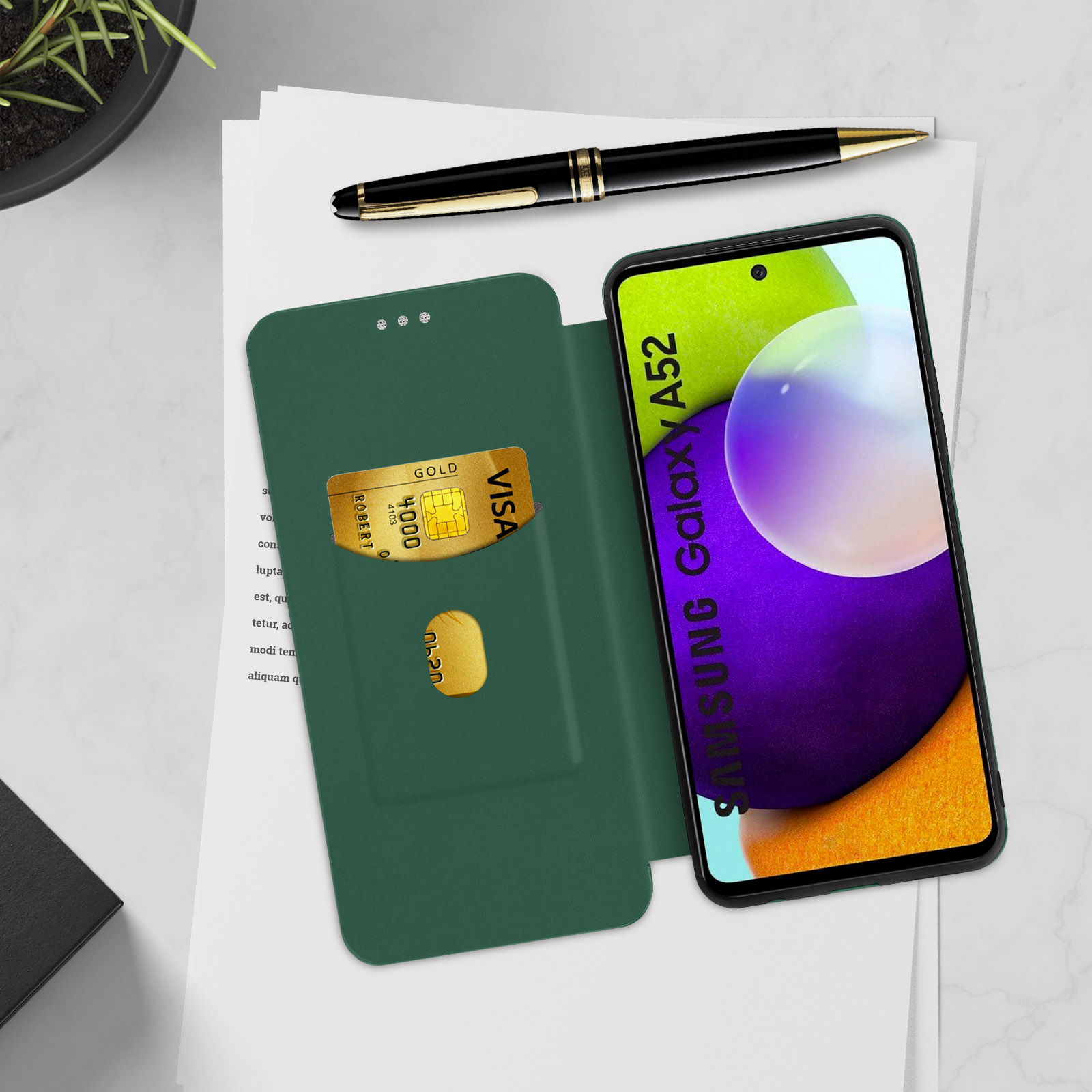 Groene telefoonhoes met een telefoon en een kaart. Een pen en papieren staan op de achtergrond.