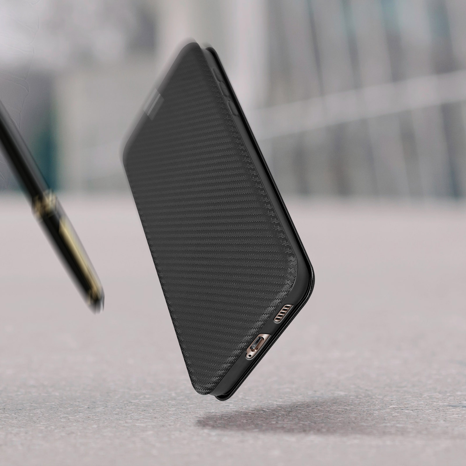 Custodia nera per telefono che cade con una penna in primo piano.