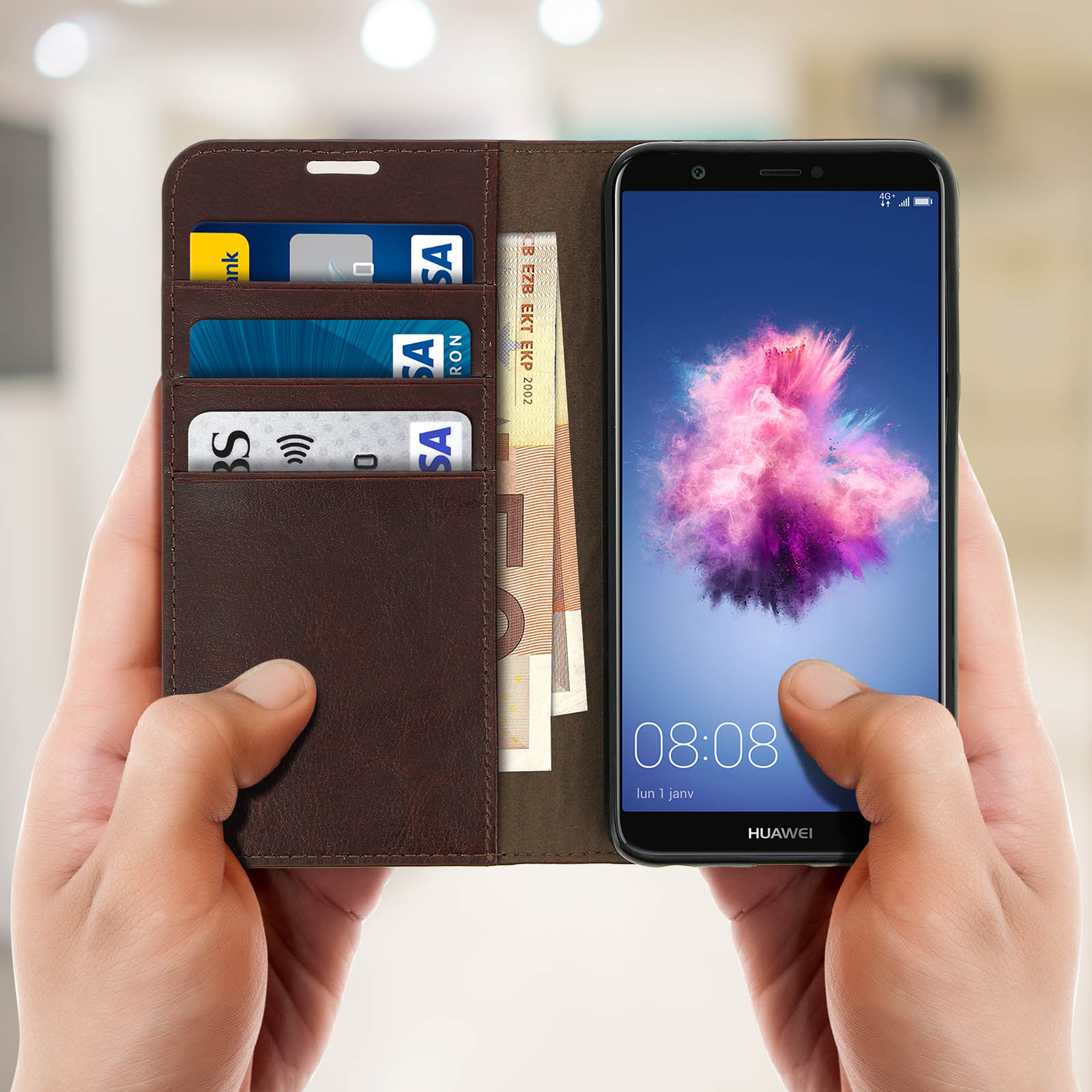Telefono e portafoglio, mano che lo tiene. Mostra carte e contanti. Huawei sullo schermo del telefono. Portafoglio marrone.
