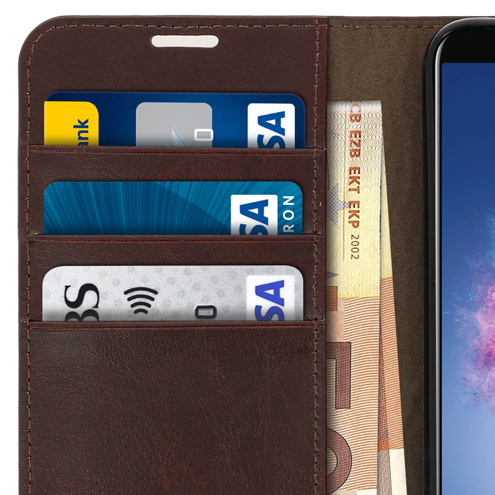 Custodia per telefono in pelle marrone con carte e denaro all'interno, vista da vicino.