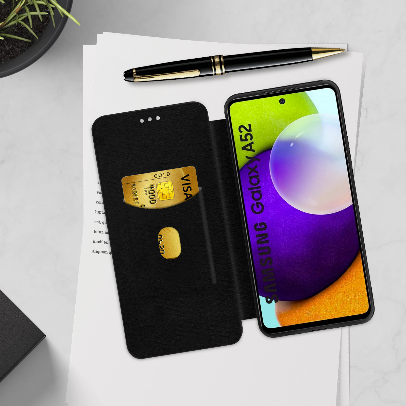 Zwarte telefoonhoes open, met kaart erin. Pen op papier. Telefoon toont Samsung Galaxy A52 display.