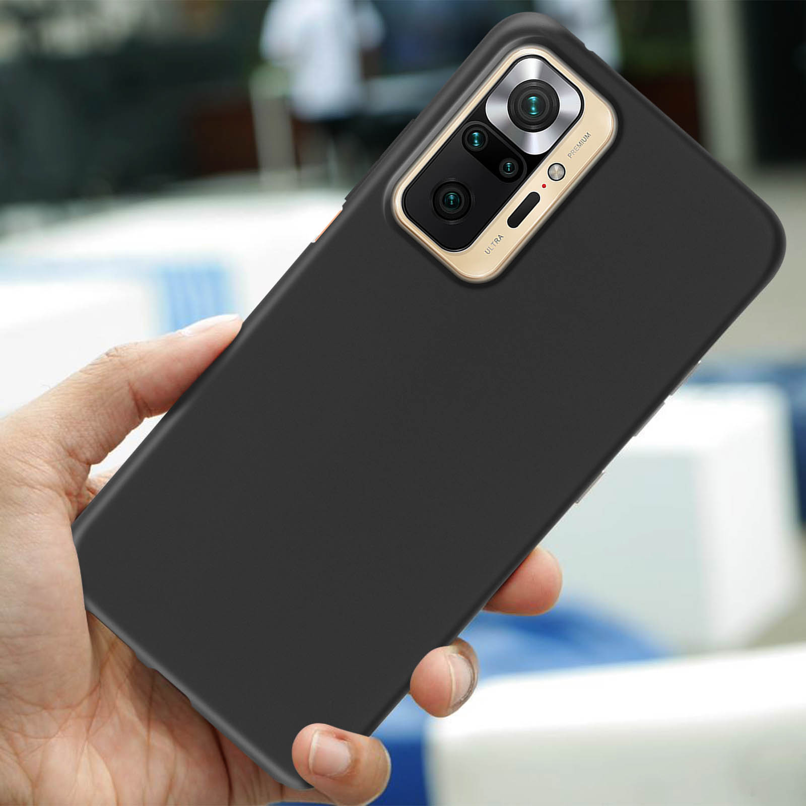 Coque de téléphone noire tenue par une main. Elle a un appareil photo et le mot ultra.