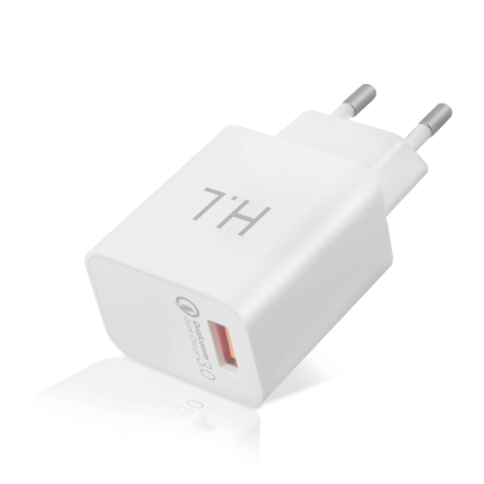 Weißes Ladegerät mit rotem USB-Anschluss und '7H' Text. Das Ladegerät ist eingesteckt.
