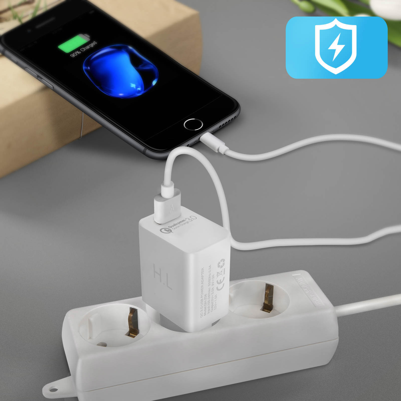 Telefon wird geladen. Weißes Ladegerät und Kabel. Steckdose. Blaues Schildsymbol mit Blitz.
