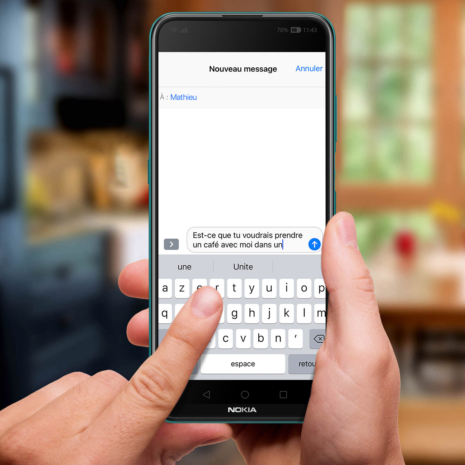 Een persoon is aan het sms'en op een Nokia telefoon. Het scherm toont een bericht en het toetsenbord is zichtbaar.