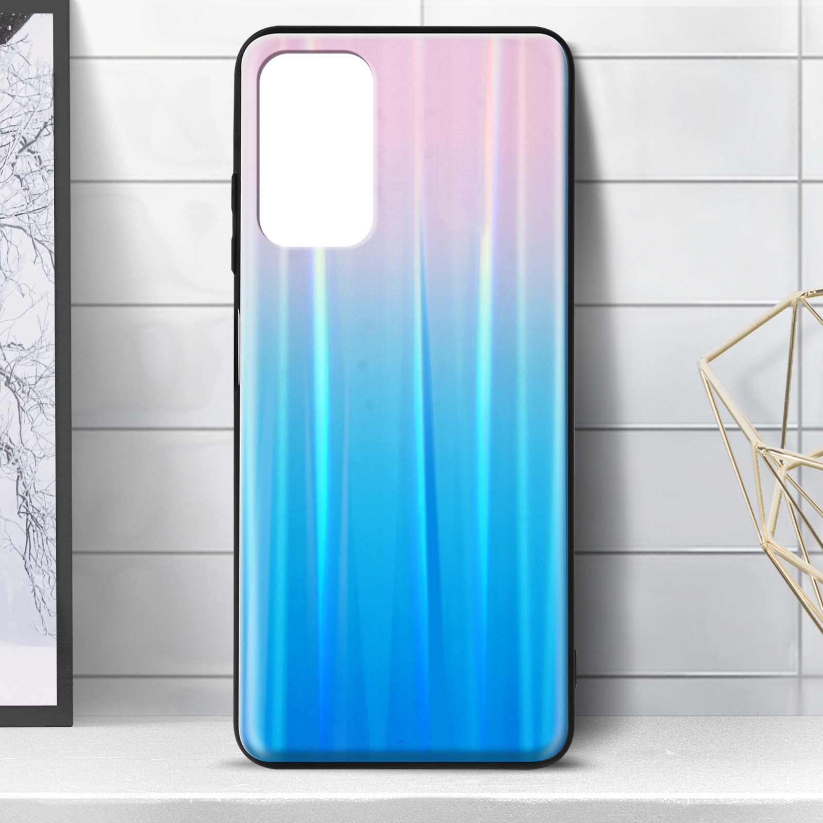 Custodia per telefono con design sfumato blu e rosa. Su mensola bianca, sfondo piastrellato.