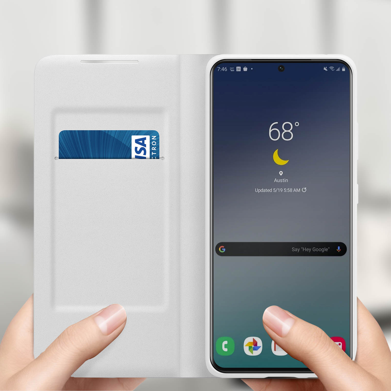 Telefon in weißem Etui, zeigt Wetterinfo und eine blaue Karte. Von Händen gehalten. Der Hintergrund ist unscharf.