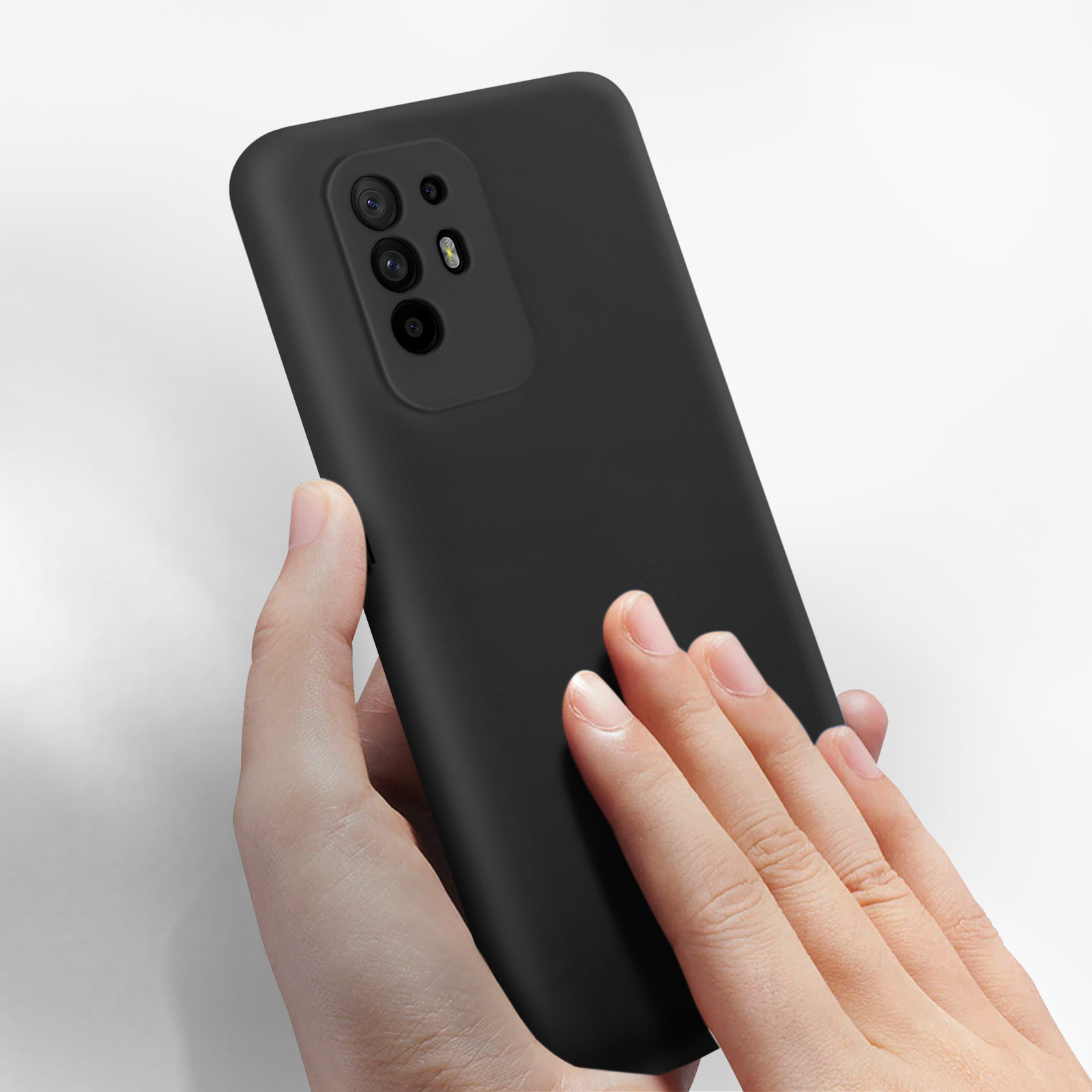 Una mano che tiene una custodia nera per telefono, dita visibili, su sfondo bianco.