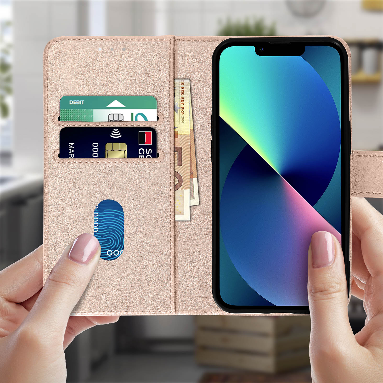 Custodia in pelle rosa aperta con carte e denaro. Telefono visibile all'interno.
