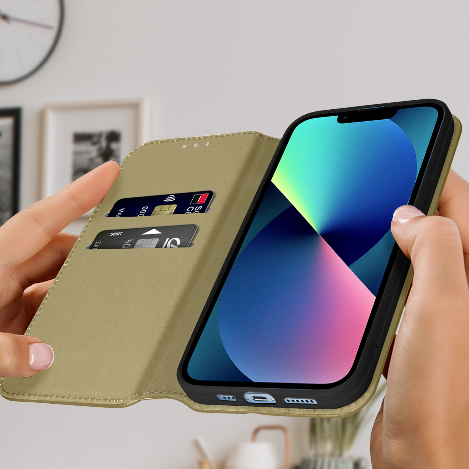 Handen die een telefoon in een hoesje vasthouden. De telefoon geeft een kleurrijke afbeelding weer.